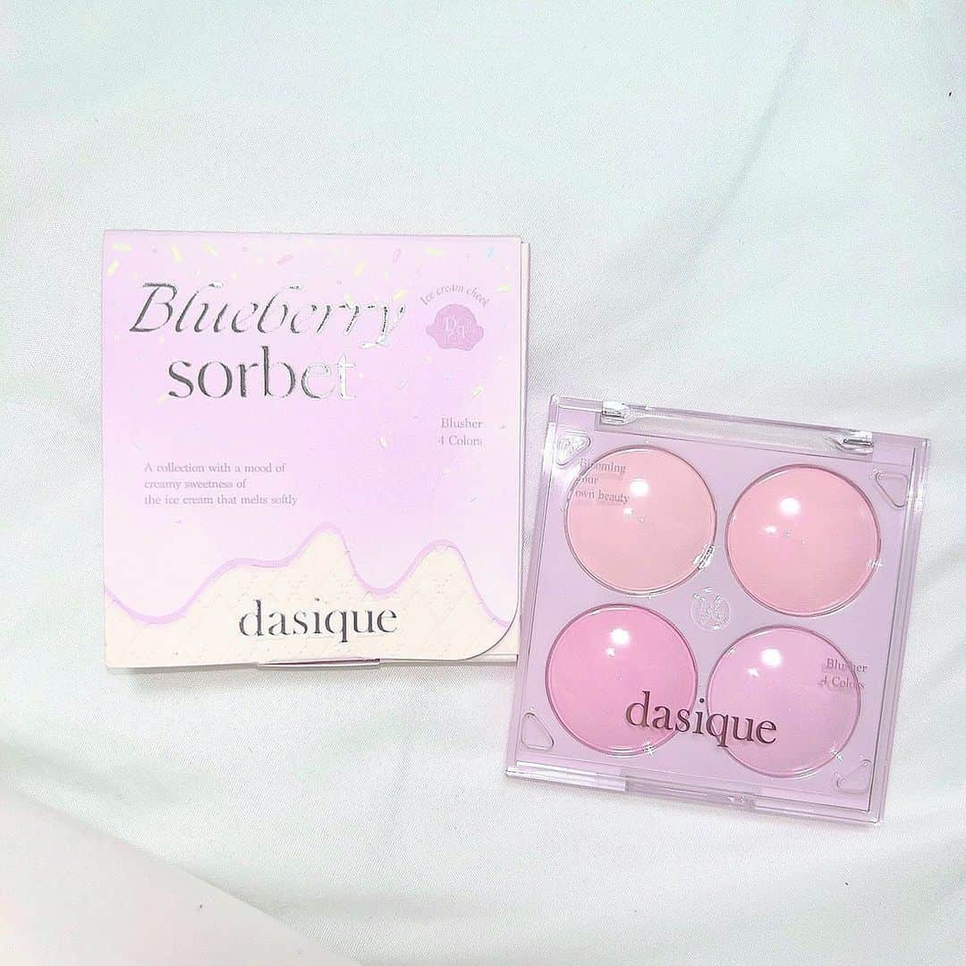 岩田陽菜のインスタグラム：「最近ずっと使ってるチーク🍨🩷 ピンクのちょうどいい色味に自分で調整できるのがすこ🥄⭐️  #dasique 08 ブルーベリーソルベ」