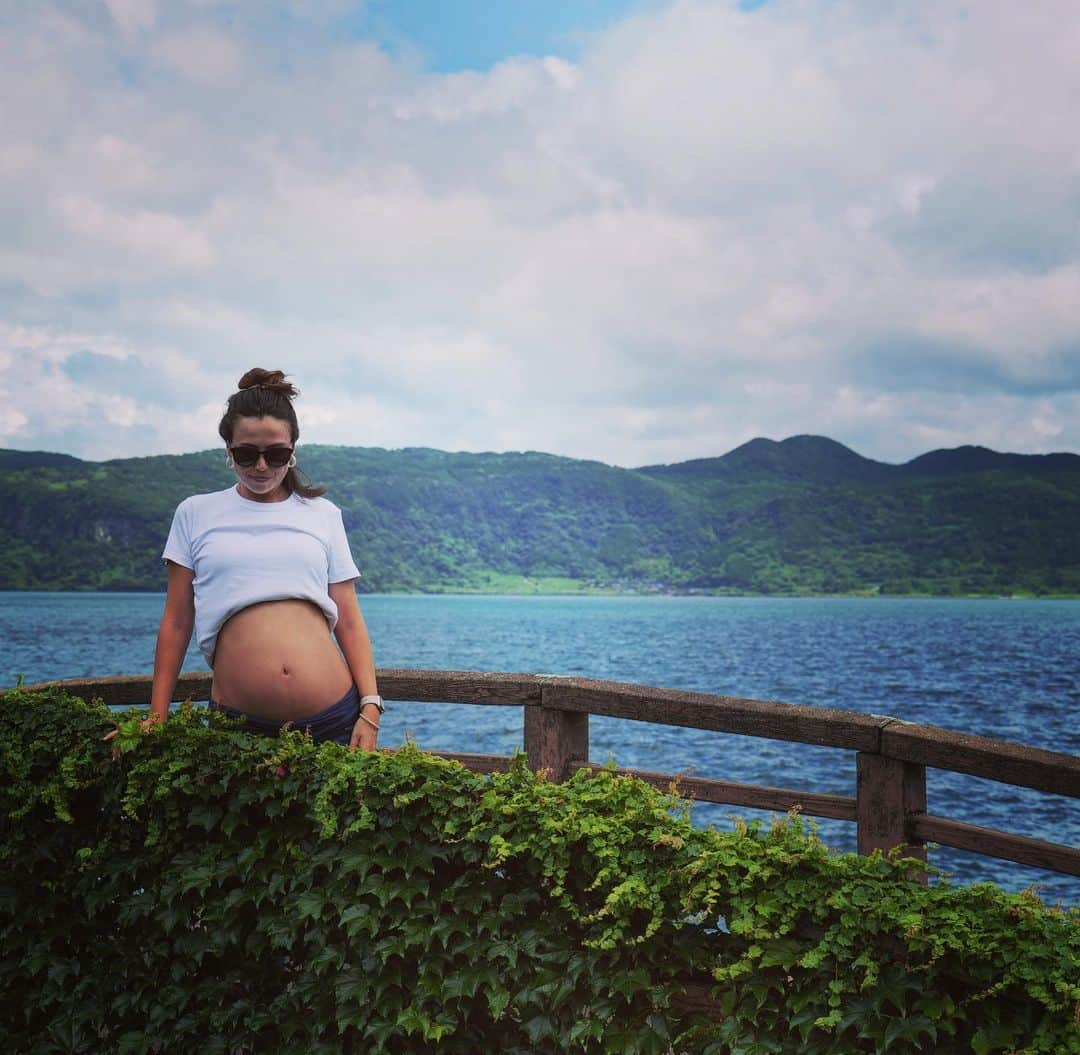 藤井アルダさんのインスタグラム写真 - (藤井アルダInstagram)「-baby moon at 鹿児島💘 人も温泉も砂風呂も気候も、全て暖かいこの県！ 本当に最高〜 こちら1日目 With my best company :)   -霧島神社 -丸尾滝 -白水館 -池田湖  #鹿児島　#babymoon」8月4日 21時20分 - akemi_rafaela