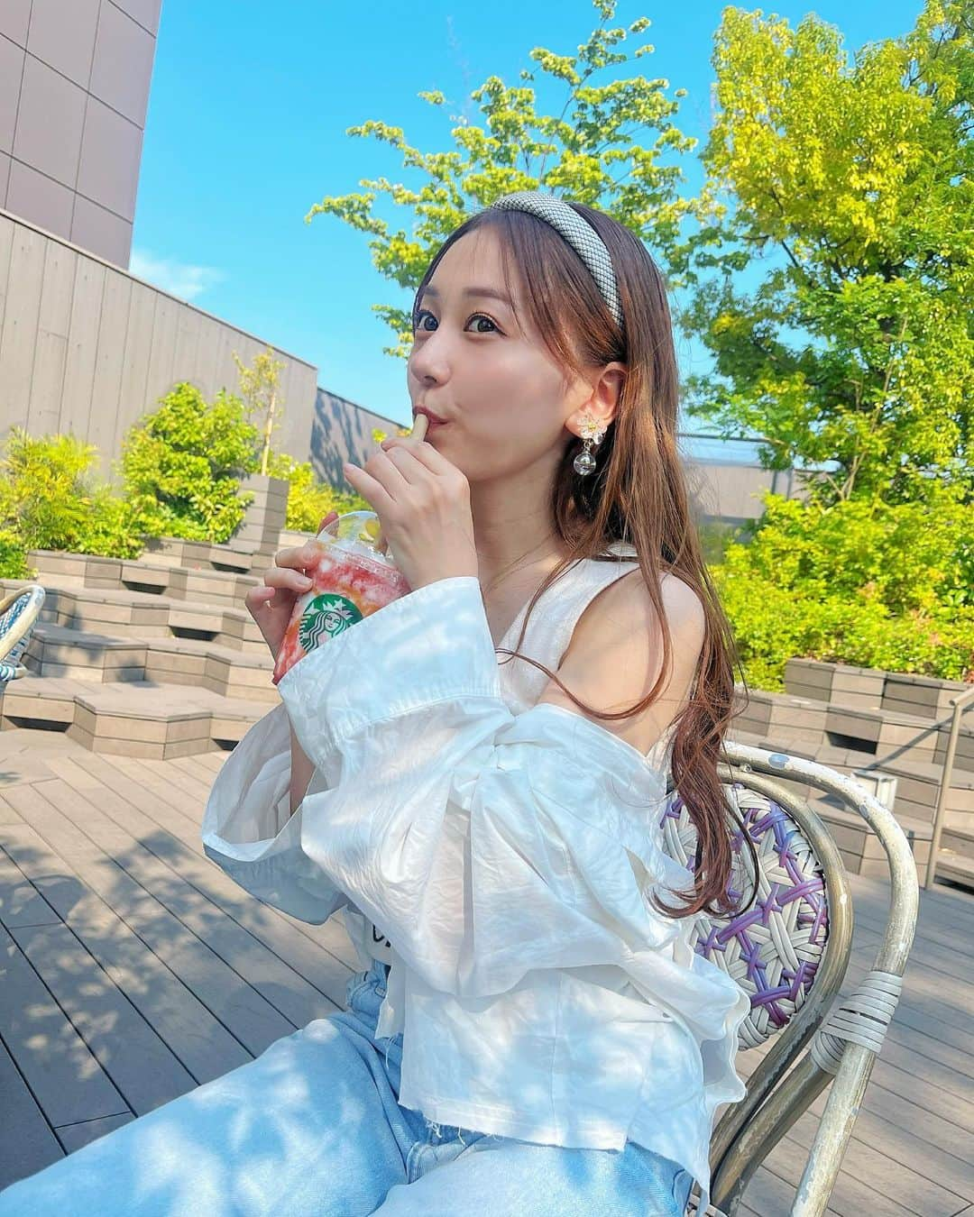 宮坂杏のインスタグラム：「いちごフラぺまだあるのうれし☺️ 8月末まである予定らしいよ〜〜☺️ . . . #スタバ #スタバカスタム #ストロベリーフラペチーノ #骨格ナチュラル #カチューシャ #ロングヘア #チコ #ジーンズ #starbucks #hairarrange #chicó #chico #jeans」