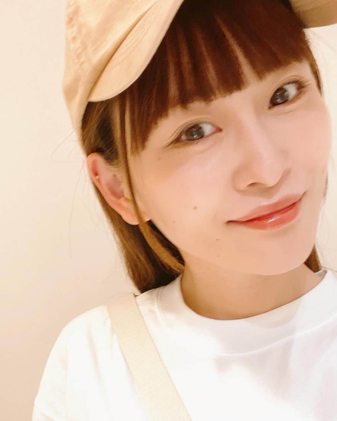 新立美香のインスタグラム：「産前産後暫くぶりの 私のパワースポット(美容鍼)へ🥹✨✨  ずっと行きたいとは思っていたものの、 産後忙しく余裕もなく中々行けず、、  行くきっかけとなったのが、、 私は母乳とミルクの混合育児なのですが、 4〜5ヶ月頃から母乳が詰まるようになってしまい 何度も乳腺炎になりかけては、 母乳マッサージに通っていました😢 でも母乳マッサージへ行くと、 その時に詰まりはとれて楽になっても、 またすぐに詰まって、張ってしまい 夜も寝れないくらい本当に痛くて😭 詰まりにくくなるよう、身体を冷やさないように冷たい飲み物は飲まないとか、油っぽいものは食べないとか、自分で行えるケアはしていたのですが、それでも良くはならず、、😭  母乳マッサージを行ってくれていた助産師さんから、 身体全体のコリが強すぎる事が大きな原因となっているかもしれないから、まずはしっかり身体のコリをほぐした方が良いとのアドバイスをいただいたので、 これは美容鍼にいくしかない！！！！ と思い、暫くぶりの美容鍼へ🥹✨  もうなんでもっと早くこなかったんだろう😭ってくらい、 全然詰まらなくなったし、何よりリフレッシュにもなるし、 リラックスもできた😭  産後本当に忙しい時間ないないで、 全然自分に時間を作ることができなくて、 というか、作ろうと思える余裕がなかったんですが、、  久しぶりの美容鍼は、 本当に最高のひと時でした🥹✨✨  たまにはお家からでて、 自分のための時間を積極的に作ることも 大切だなぁとものすごく感じました😢✨  あと、母乳マッサージが1回5000円で週2くらいで通っていたので、美容鍼に月1通う方が全然安くすんだ😭😭😭 母乳マッサージへ行くのも毎回大変だったし、 マッサージと言えども、 めちゃくちゃ痛いからリラックスどころではないしで、 ほんと早く美容鍼へ行けばよかった😭🤍  もし私と同じ悩みを抱えてる方がいたら、 参考になったら嬉しいなと思い、 感情のままに文章にしてみたら、 ものすごい長文になってしまった🥹😂  ここまで読んでくれた方ありがとうございました！ 貴重なお時間いただきすみません🙇‍♀️  @fumirose @fumiacupuncture  本当にありがとうございました🥺✨  #私のパワースポット #美容鍼 #美容針 #美容鍼灸 #鍼灸 #輪郭矯正 #美肌 #小顔 #リフトアップ #ほいれい線 #東京 #表参道 #混合育児 #母乳育児 #授乳トラブル #乳腺炎 #乳腺炎なりかけ #乳腺炎予防 #乳腺炎対策 #赤ちゃんのいる暮らし #赤ちゃんのいる生活 #新米ママ #初ママ #手の抜き方が手探り」