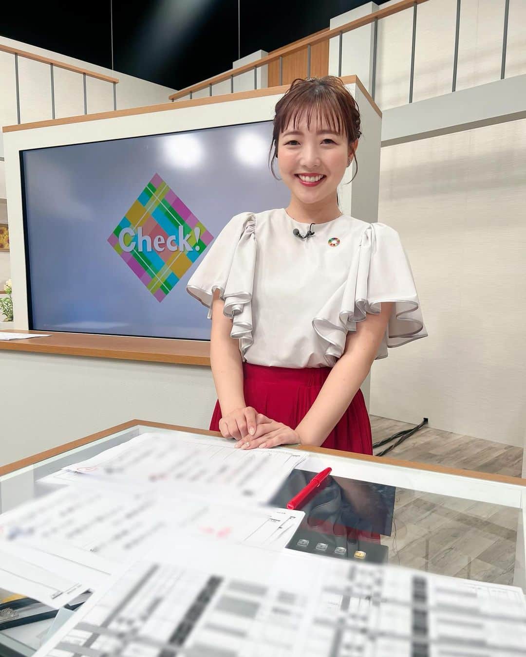 清水玲のインスタグラム：「・ ・  火曜日はcheckのニュースを担当しました☺️  肩フリフリで可愛い衣装でした💃  いつもよりちょっと忙しかった１週間！ 今夜はやっと飲めます🥹🍺  皆さんも１週間お疲れ様でした🩷  ・ ・  #宮崎#宮崎放送#MRT #check#アナウンサー#ニュース」