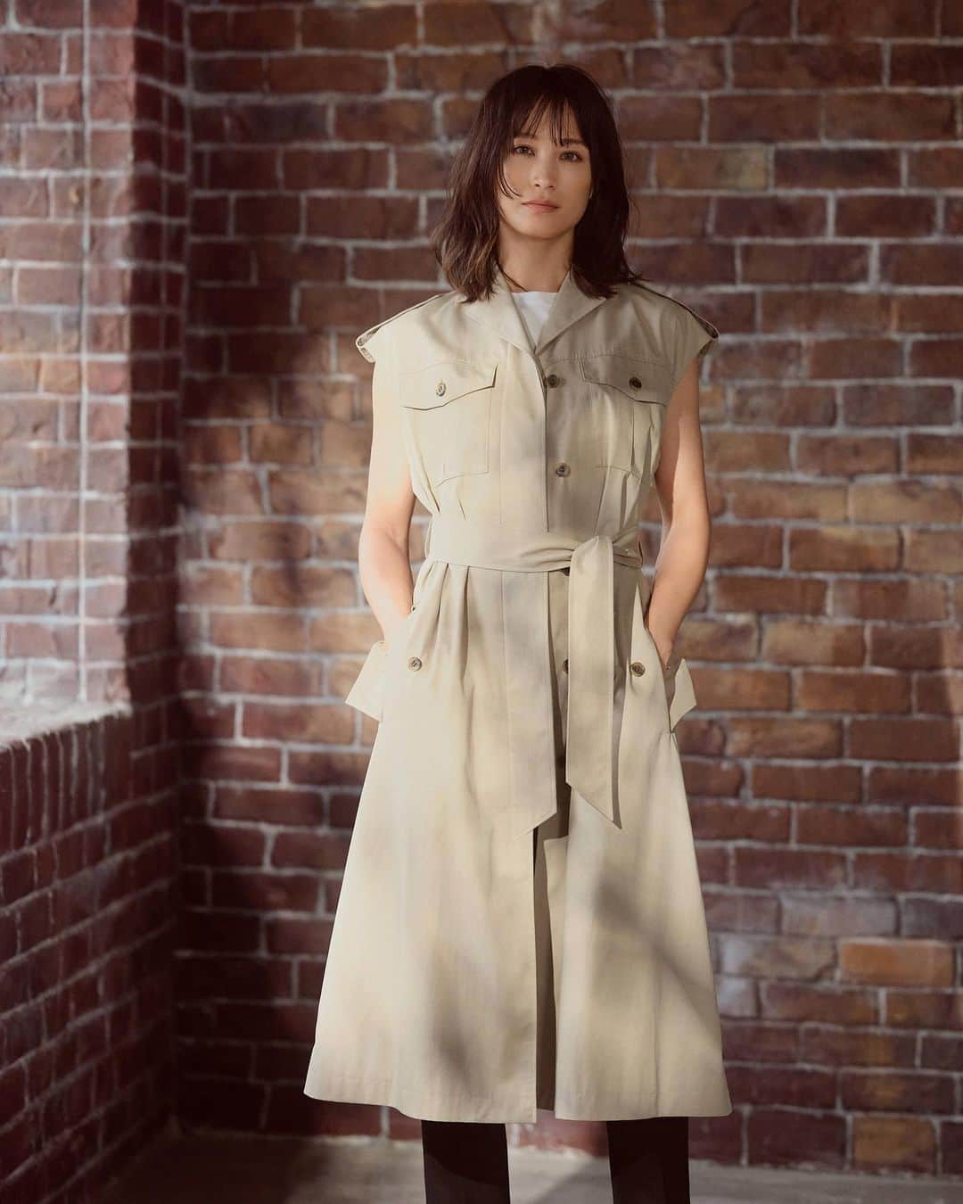 Theory luxe official account.のインスタグラム：「［FALL 2023 COLLECTION -August-］  トレンチコート風のディテールが引き立つ、人気継続中のロングベスト。 上質な綿素材で名高いイタリア「TBM」社のコットン100%で、高密度に織り上げた程よい肉感とソフトな風合いが特徴的。  軽やかな着心地なので、ジャケットだとまだ暑い時期の新しい羽織りとして活躍。 一点投入するだけで、いつものパンツスタイルが新鮮に映ります。  #theoryluxe #セオリーリュクス #ジレ #ロングジレ #ユーティリティ #ミリタリー #ミリタリーコーデ #パンツスタイル #秋コーデ」
