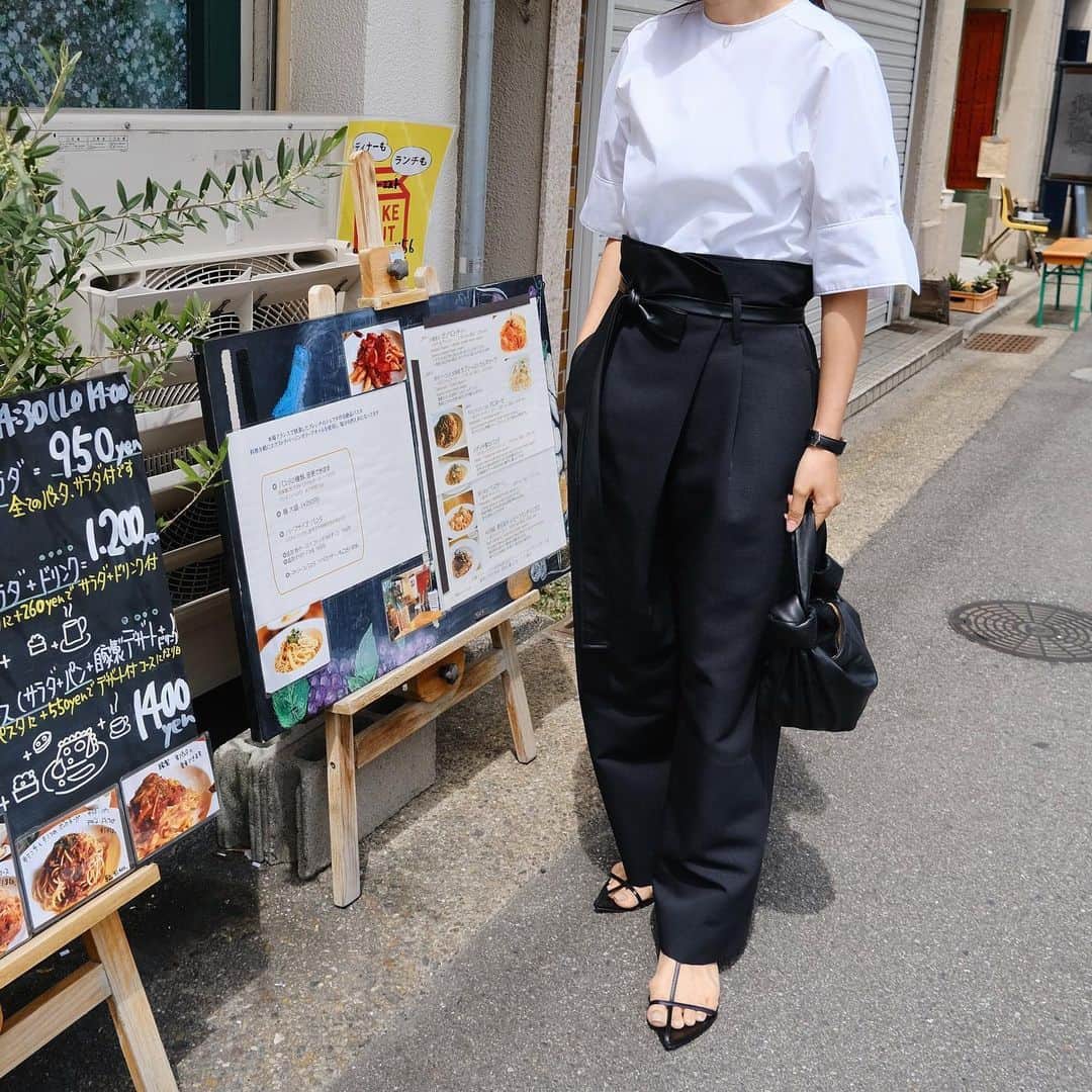 Hiromi Ｍaedaのインスタグラム：「販売してからまだ間もないけど、何十回穿いたか分からないパンツ😌！ まさに何度も手に取りたくなるアイテム♡  ブラウスも主役にも脇役にもなってくれるシンプルだけどひとクセあるアイテムなので、これから末永く役立ってくれること間違いなしです🫰  手にとって下さった方にもそんな風に思っていただけたら嬉しです☺️♡  8/4 21:00-再入荷! すでに完売したサイズやアイテムもございますが、この機会にぜひチェックしてみてください☺️ @frey__jp   CHAMELEON BLOUSE FREY PANTS  #frey_jp」