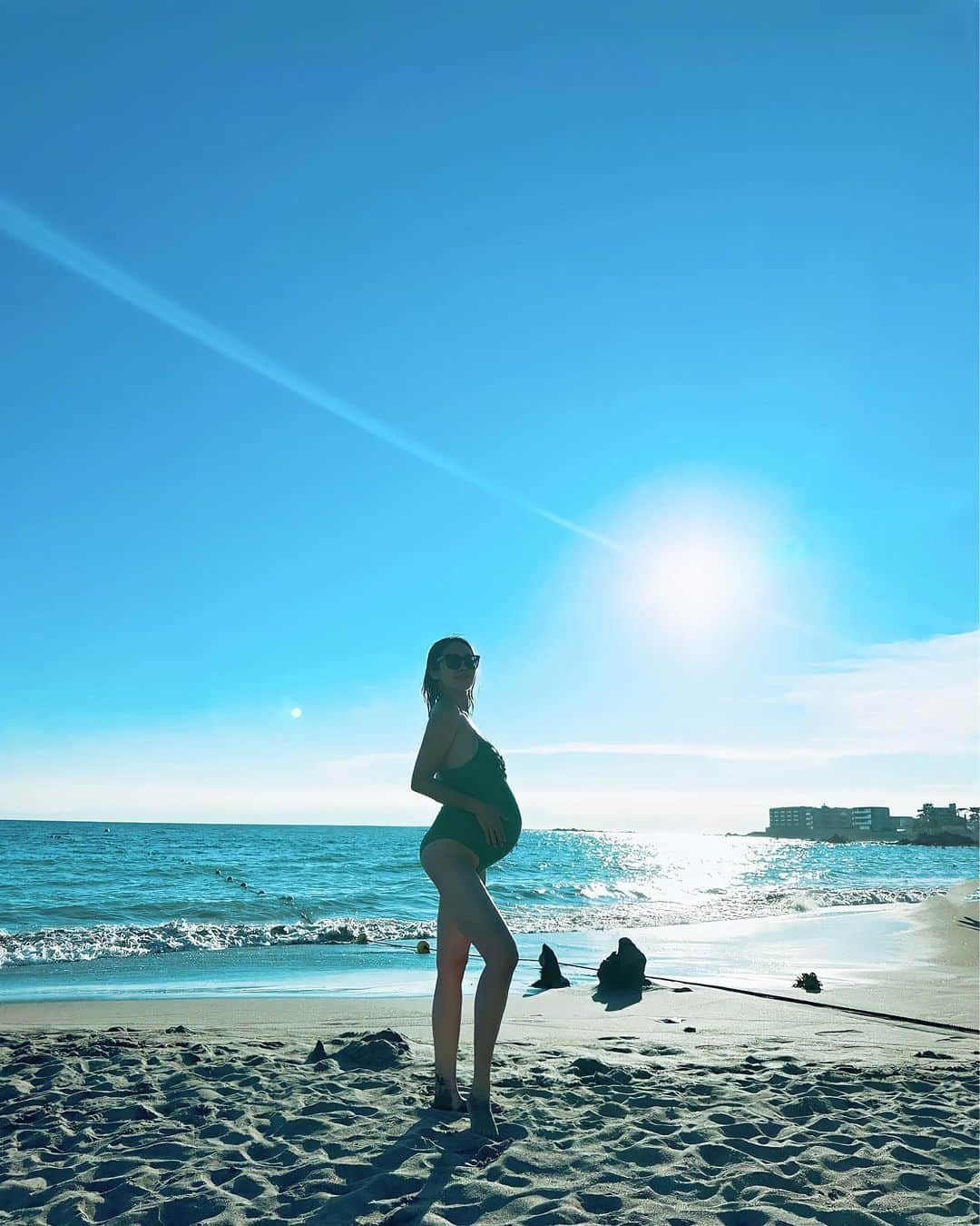 吉井絵梨子さんのインスタグラム写真 - (吉井絵梨子Instagram)「Babyはそろそろなのかなぁ🏖️😎  #summervibes  #maternityfashion  #38weekspregnant  #日光浴 #海 #臨月」8月4日 21時35分 - supermamaeriko