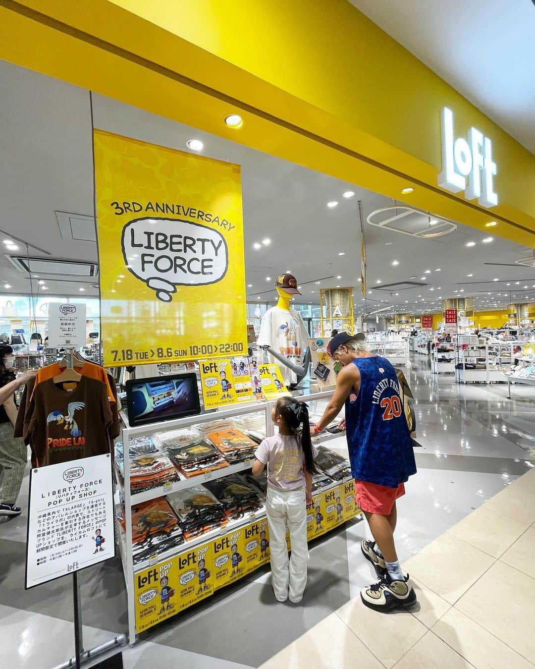 のインスタグラム：「LOFT でのPOP UPも残すところ2日🙌と言ってもまた台風が再度接近してきてるので、オープンするかも分からず遊びに行ってください〜とも言えないのだけど🫨笑  それでも20日間の開催期間中にお買い物してくださった皆様🙏 ありがとうございました🙏❤️‍🔥  今年は毎月色んな種類の資料を作っていて、見たことも聞いたこともない書類とか契約書とかもあるけれど、会社の未来のために自分のためにもなると思うから頑張れています。  社員やスタッフ、たくさんの人に関わっていたどき、支えていただき、成長し続けられてる会社だから、現状維持じゃなくて上を目指して焦らず、驕らず、諦めず今年の後半も目指せるところまで頑張っていこう。  ということで本当だったら今頃韓国で打ち合わせだったのだけど台風で延期に😇少しゆとりのある時間を過ごせているし、必要な時間だったのかな〜😂🙌  今日明日にかけてまた台風も戻ってきてるので(なんで)無事に何事もなく乗り越えられますように🙏🙏🙏お気をつけてお過ごしください🙏  3枚目はLOFT搬入付き添ってもらった娘にライカムでご褒美アイスした時の動画。 たしか娘人生初めてのアイスもライカムだったなぁと思い出して遡ってきた6年前の投稿(4枚目)  #LOFT #沖縄 #libertyforce #okinawa #チャレンジできる環境に感謝」