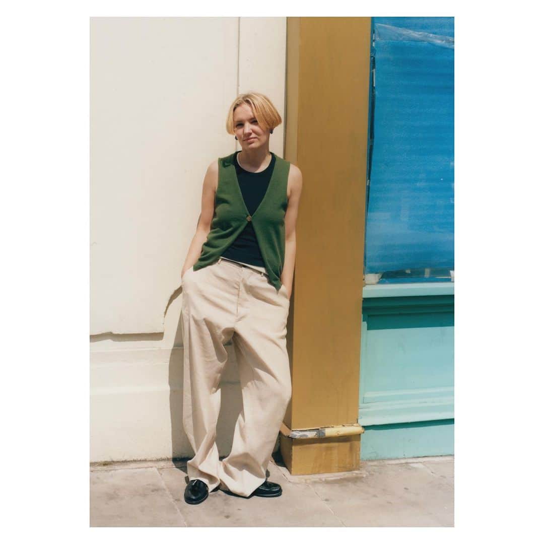 リカのインスタグラム：「Summer Style 🔆 We made a limited edition of this summer sand color Rowan pants in cotton - linnen .  stylist @yana_mckillop wears it with tanktop and cashmere vest from our atelier 💚  #summerstyle #stylist #citylook #rowanpants #summersand」