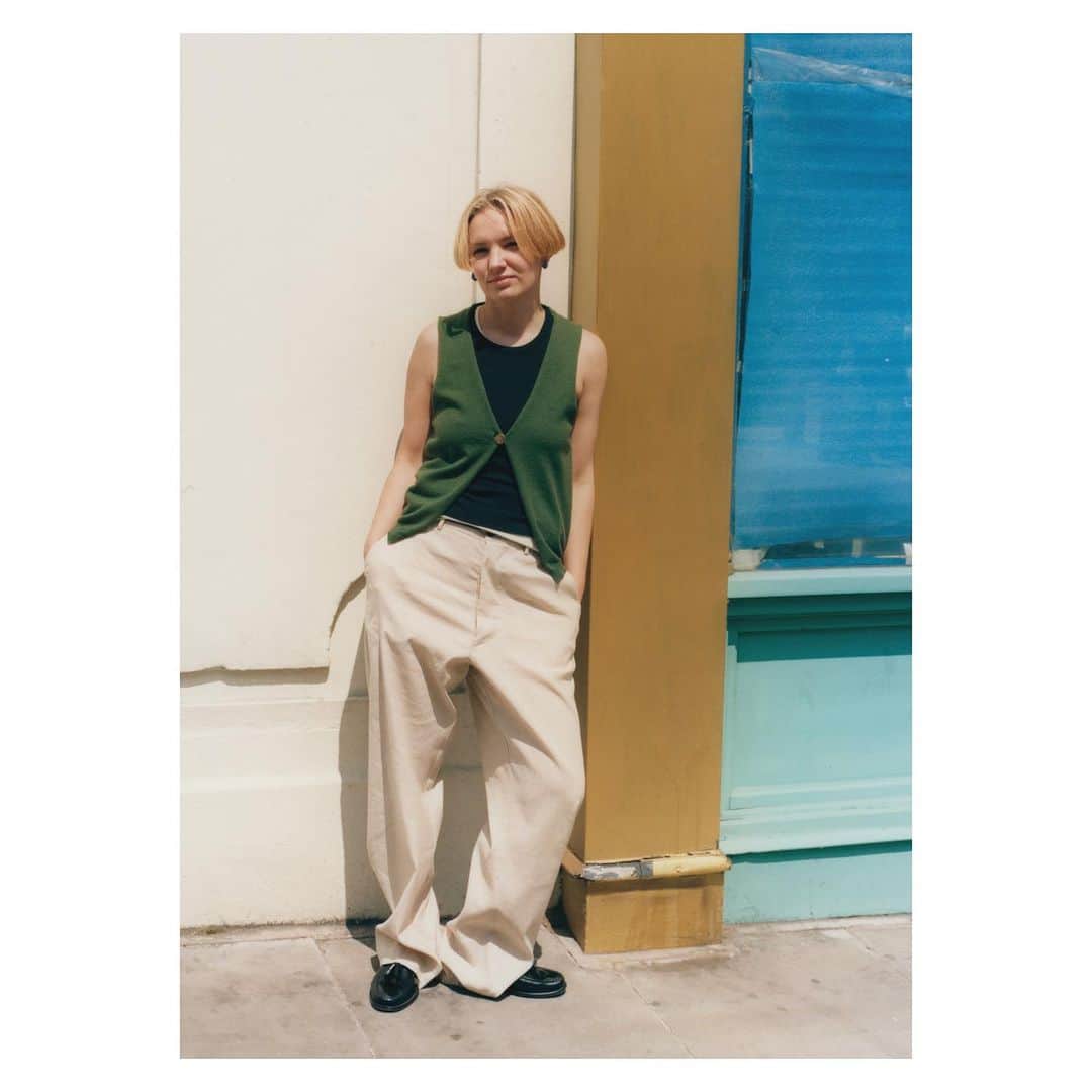 のインスタグラム：「Summer Style 🔆 We made a limited edition of this summer sand color Rowan pants in cotton - linnen .  stylist @yana_mckillop wears it with tanktop and cashmere vest from our atelier 💚  #summerstyle #stylist #citylook #rowanpants #summersand」