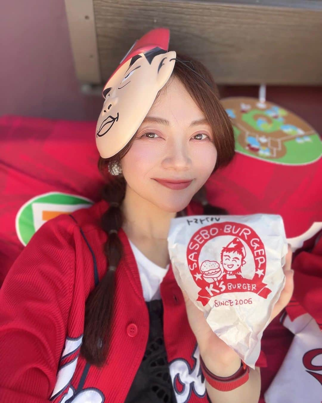 大井智保子さんのインスタグラム写真 - (大井智保子Instagram)「さよならコイホーーーー🎏😍🫶😆 大興奮❣️(音量注意)  縁日ナイター🏮⚾️  ぶあつい唇が魅力的な新井監督のお面をゲット😘  K'S BURGERの佐世保バーガーをいただきました🍔😍 いいお天気の綺麗な夕暮れの中でいただくハンバーガーおいしすぎ❣️ 何ヶ月かぶりのハンバーガーでした🫶 おごちそうさまでした🫶  デザートはココロカフェのチョコマフィン🍫  今日も幸せな1日になりました🎵 一粒万倍日！ さよなら万回しましょう！  #さよなら #巨人戦 #さよならコイホー #こいほー #さよならこいほー #カープ #carp #さよなら勝ち #カープ女子 #夏休み #逆転のカープ  #縁日ナイター #ナイター #新井お面 #新井さんお面 #お面 #ksバーガー #ksburger #広島ハンバーガー #佐世保バーガー  #ココロカフェ #マフィン #広島カフェ」8月4日 21時38分 - chihokoi