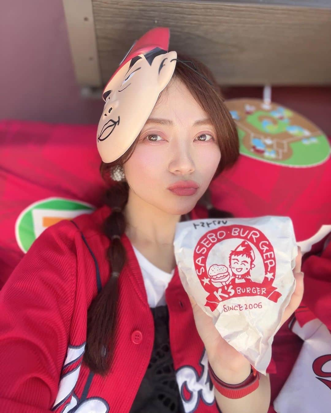 大井智保子のインスタグラム：「さよならコイホーーーー🎏😍🫶😆 大興奮❣️(音量注意)  縁日ナイター🏮⚾️  ぶあつい唇が魅力的な新井監督のお面をゲット😘  K'S BURGERの佐世保バーガーをいただきました🍔😍 いいお天気の綺麗な夕暮れの中でいただくハンバーガーおいしすぎ❣️ 何ヶ月かぶりのハンバーガーでした🫶 おごちそうさまでした🫶  デザートはココロカフェのチョコマフィン🍫  今日も幸せな1日になりました🎵 一粒万倍日！ さよなら万回しましょう！  #さよなら #巨人戦 #さよならコイホー #こいほー #さよならこいほー #カープ #carp #さよなら勝ち #カープ女子 #夏休み #逆転のカープ  #縁日ナイター #ナイター #新井お面 #新井さんお面 #お面 #ksバーガー #ksburger #広島ハンバーガー #佐世保バーガー  #ココロカフェ #マフィン #広島カフェ」