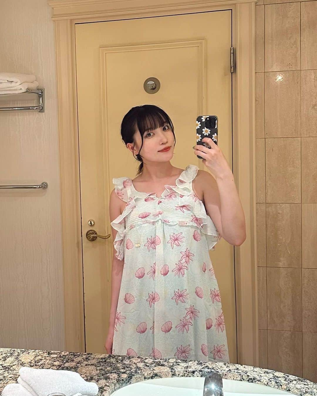 柚木ふゆのインスタグラム：「・ ・ ・ 脱ぐ時にこの服の着方間違えてるの気づいた🥹 ほんまは肩のところにヒラヒラくるらしい🥹 でも、可愛いから良いヨネ🫶🏻 ・ ・ ・ ・ ・ #snidel #snidelhome #スナイデル #スナイデルワンピース #スナイデルホーム #パジャマ #ぱじゃま #部屋着 #部屋着コーデ #部屋着女子 #ビジョビ #selfie #セルフィー #セルフィー女子 #portrait #ポートレート #被写体になります #被写体モデル #被写体  #人像攝影 #人物攝影 #模特 #攝影 #velle_jp #mery #rili_tokyo #sucle #淡色女子 #淡色コーデ #サロンモデル」