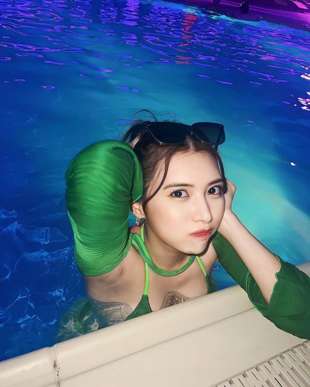 さゆりさんのインスタグラム写真 - (さゆりInstagram)「ナイトプールで カップルがイチャイチャしてる中 しっかり入水する人👩‍🦰ㅋㅋㅋ  珍しい形がかわいい緑の水着は @shein_japan の♡  SHEINで使える 割引クーポン「SHINAPRI」で 9/30まで最大20%OFF みたい♡  @shinagawaprincehotel   #SHEIN水着 #品川プリンスホテル #PrinceHotelwithSHEIN」8月4日 21時38分 - sayuri__offi