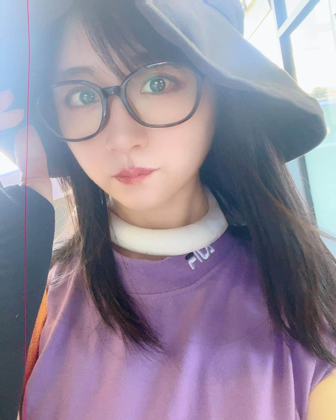 久保亜沙香のインスタグラム：「ねぇ、夏って装備品荷物多くない？！  サングラス、帽子、日傘、アームカバー、ネッククーラー、そして紫、、、 おば見えファッションとはこのことですかね🕶️( 'ཫ' )笑」