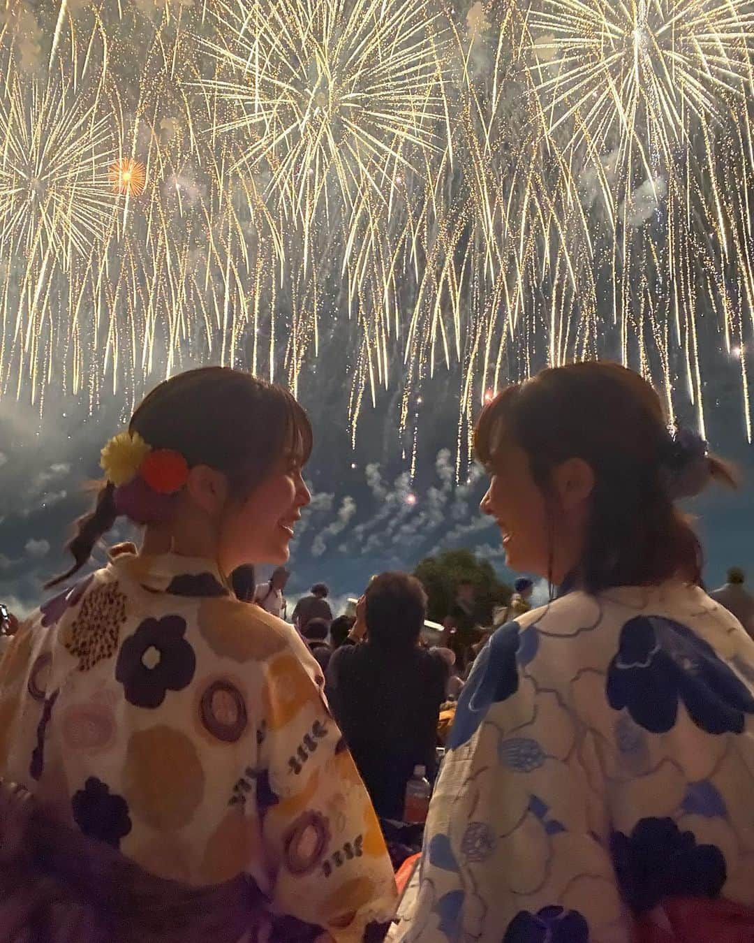 沢辺りおんのインスタグラム：「初めての長岡花火大会🎆 去年から @saki___shimizu に行きたいと伝えて一緒に行ってきました🥹  あんまりにもよすぎて泣いちゃった。 画面には収まりきらない位 目の前で大きな花火が２時間近くうち上がって、本当に綺麗だった。。。😌😌😌」