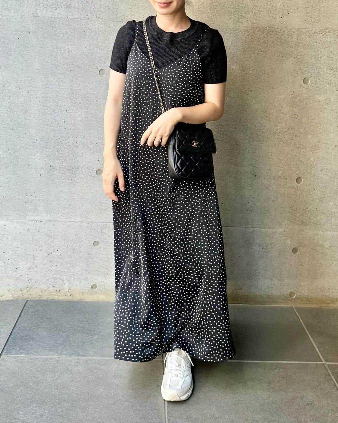 ryokoのインスタグラム：「全身UNIQLOとGU🖤 最近買ったもので2コーデ  1枚目のラメニットはユニクロのワイドパンツ合わせしたかったんだけどコーヒーこぼして急遽着替えてワンピ合わせに😅 2枚目はやりたかったグレーのワントーンコーデ。リブクルーネックTはお買い得だった時に黒と白も買ったよー🛍️  1枚目✏︎ op @gu_for_all_ @gu_global (#ドットプリントサテンキャミソールワンピース Sサイズ) knit #gu (#ラメクロップドセーター Sサイズ) bag #chanel shoes #newbalance  2枚目✏︎ op @uniqlo_jp @uniqlo_with (#キャミソールワンピース 標準丈 Sサイズ) tops #uniqlo (#リブクルーネックT 5分袖 Sサイズ07GRAY) bag #celine shoes #楽天  #プチプラコーデ #低身長コーデ #ママコーデ #着回しコーデ #ユニクロ #ジーユー」