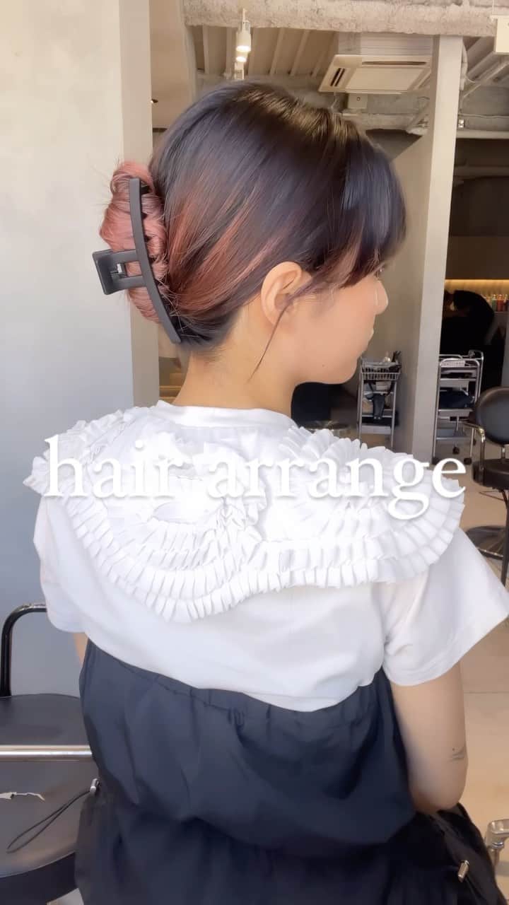 NATSUMI/渋谷店のインスタグラム：「ながーい髪の毛も指一本でくるくるして クリップで止めるだけで綺麗にまとめられます☺️  楽ちんアレンジ！ みんなで暑い夏を乗り越えましょう🌻！  #簡単アレンジ #ヘアクリップ #アレンジ」