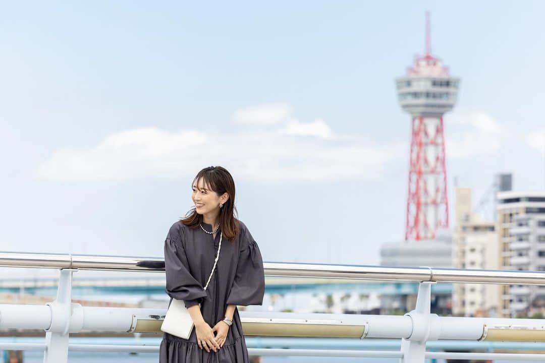 伊藤舞のインスタグラム：「🩶 ついにワンピースの販売が始まりました♡ . @arne × @hholickids のコラボアイテムとして 初めてプロデュースさせていただいたワンピース。 . これ1枚あれば、忙しい朝も安心！ オンもオフも着回しOK！ お手入れも楽ちん！ そんなワガママを叶えてくれるアイテムに仕上がっております。 . 仕事に、家事に、子育てに、 日々忙しく過ごす女性を後押ししてくれるような1枚になれば…と 願いを込めて作らせていただきました♡ . 期間限定の販売ですので、 ぜひこの機会にチェックしてみてください。 . . #arne #hholic  #コラボアイテム #ワンピース #ティアードワンピース」