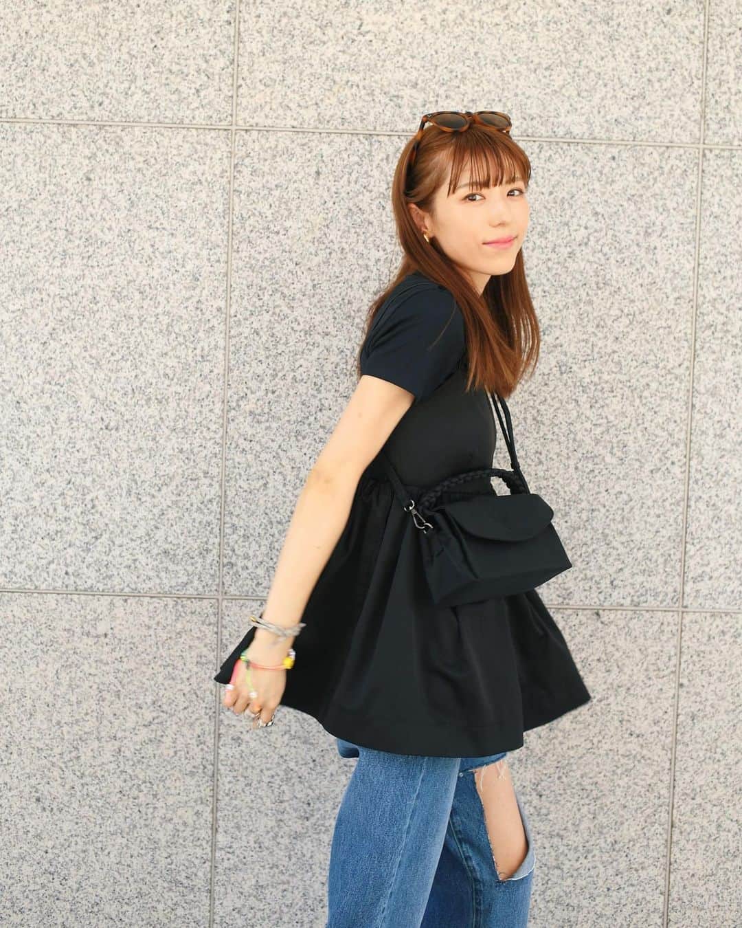 若槻千夏さんのインスタグラム写真 - (若槻千夏Instagram)「最近新作コーデ🌈🧡☺︎🧡🌈  スクエアショルダーbagは BLACKが1番人気♡  デニムは私 サンプルの25を着用しています‼︎ 24がぴったり25がベルトありで履く感じです♪」8月4日 21時55分 - wakatsukichinatsu