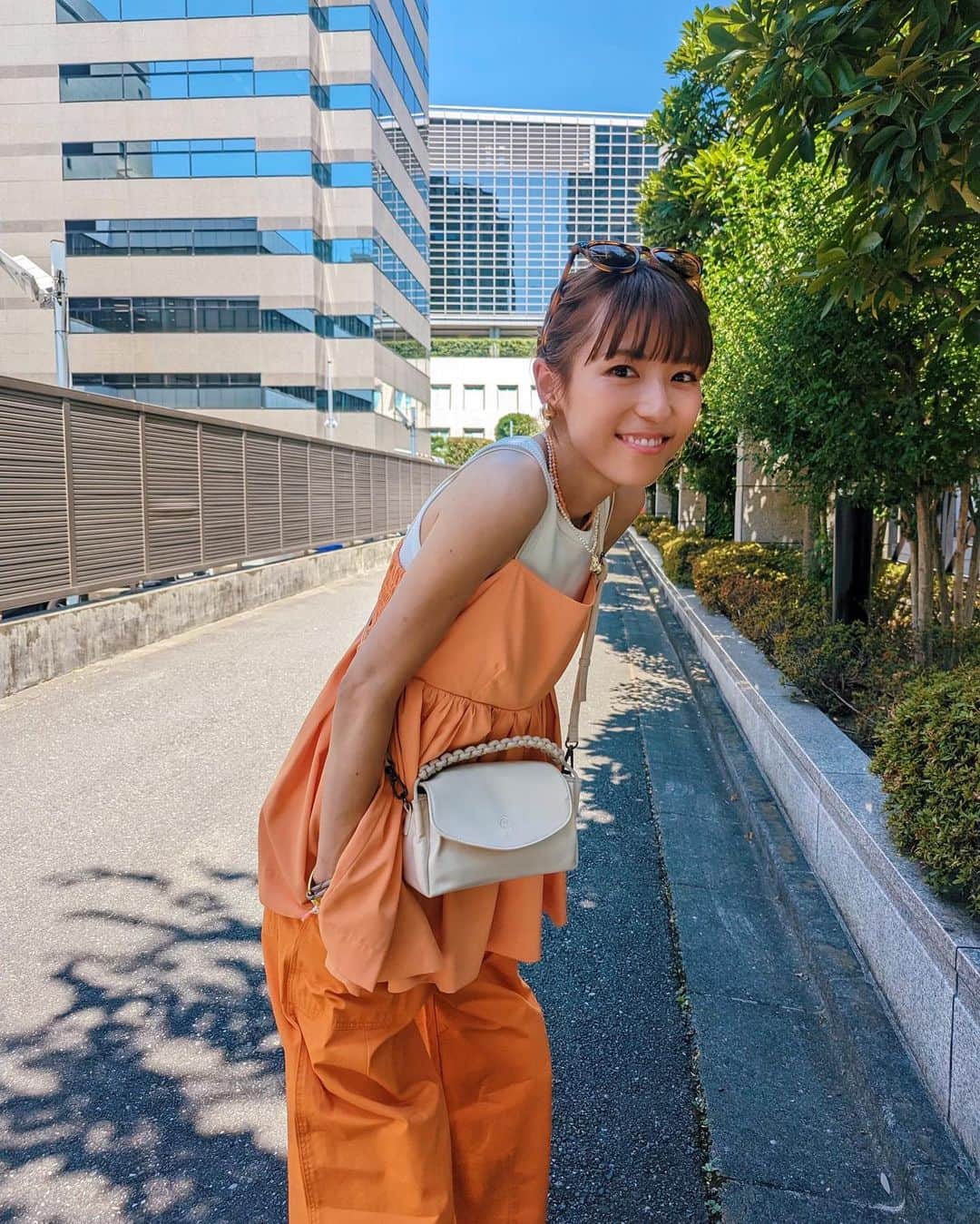 若槻千夏さんのインスタグラム写真 - (若槻千夏Instagram)「最近新作コーデ🌈🧡☺︎🧡🌈  スクエアショルダーbagは BLACKが1番人気♡  デニムは私 サンプルの25を着用しています‼︎ 24がぴったり25がベルトありで履く感じです♪」8月4日 21時55分 - wakatsukichinatsu