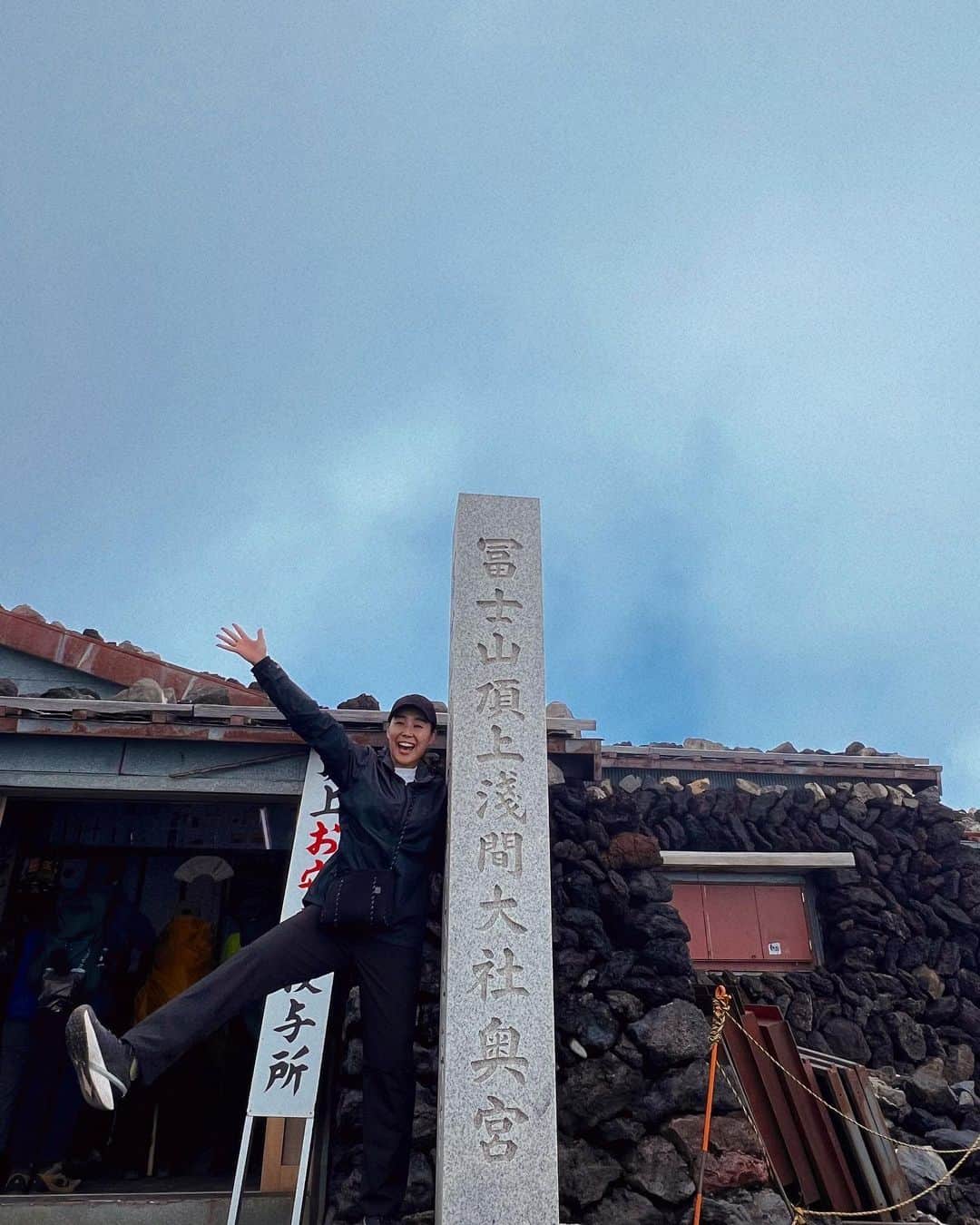 西岡詩穂さんのインスタグラム写真 - (西岡詩穂Instagram)「富士山登山2日目登頂編🗻 ⁡ ７合目で宿泊した山小屋、 「日の出館」で朝4時20分に起床😴 寝袋で隣とはゼロ距離で寝ていたので、寝たのかどうかも微妙でしたが、、、 ⁡ なぜか目覚めはスッキリでした😳 ⁡ 2日目の朝は本当に気持ちよく晴れていて、 最高の朝日を見ることができました🌅 太陽のパワーをたくさんもらって、いざ頂上へ！！ ⁡ 1日目とは比べてなぜか足が楽だと感じて結構スイスイ登れたけれど、 ８合目の長さは後半に足にきました😳w ⁡ でも、みんなが頭痛だったり疲労だったり乳酸地獄だったりで辛い中、一歩一歩歩みを進めているのを見ていたら私も頑張ろうって思えて、単純かもしれないけど力をもらいました😌🔥 ⁡ そんな11人で登頂できた瞬間は感動して、、、 ももちゃん @momo.k.0616 のおかげでもらい涙しました💪😂😭 ⁡ 登山って一体何がいいのか？ っていうのを知りたくて富士山に登ったけれど、結局何がいいのかっていうのは人それぞれで色んな理由がある✨ (そりゃそうやけど) ⁡ ただ、 私が今回富士山に登ったことで、素敵な出会いもあり、 そして一歩一歩を積み重ねることの大切さを改めて実感することができました😌  登山の一歩は大きすぎてしまうと、すぐに足が疲れてしまってだんだん進めなくなってしまう、 小さい一歩を着実に踏み出すことが登頂成功に繋がる🦶 ⁡ 人生も同じ✨ 小さいことでも、今は意味がないかもしれないことでも、大切だと思えることを小さくても一つ一つ積み重ねて、 人生のゴールを目指そうと思いました✨✨ ⁡ ⁡ 結論、 ⁡ 富士山に登ってよかった！！！！！！！！！ (足の後遺症は今週末まで続きそうですwww)  最後に、ガイドのりょうたくん @ryota_miyakoisland 、一緒に登ってくれたみんな、ほんまにありがとう💪☺️✨ ⁡ #富士山 #富士山登山 #富士山登頂 #無事帰還 #下半身はどこへ #ご来光 #一歩一歩進めばいい #積み重ねる大切さ」8月4日 21時55分 - shih05823