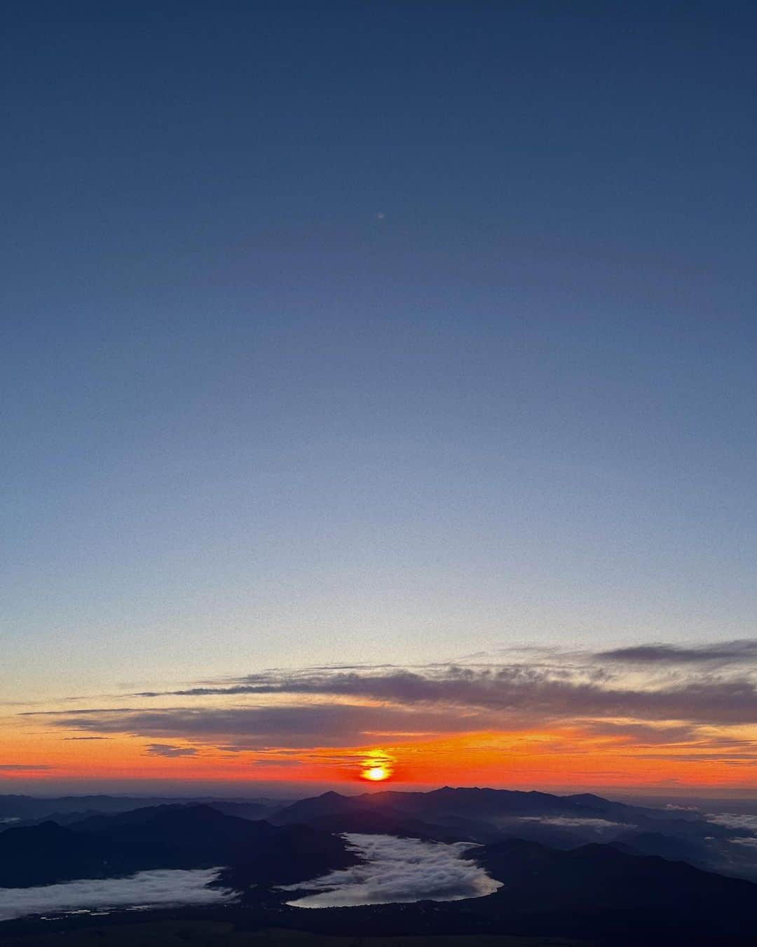 西岡詩穂のインスタグラム：「富士山登山2日目登頂編🗻 ⁡ ７合目で宿泊した山小屋、 「日の出館」で朝4時20分に起床😴 寝袋で隣とはゼロ距離で寝ていたので、寝たのかどうかも微妙でしたが、、、 ⁡ なぜか目覚めはスッキリでした😳 ⁡ 2日目の朝は本当に気持ちよく晴れていて、 最高の朝日を見ることができました🌅 太陽のパワーをたくさんもらって、いざ頂上へ！！ ⁡ 1日目とは比べてなぜか足が楽だと感じて結構スイスイ登れたけれど、 ８合目の長さは後半に足にきました😳w ⁡ でも、みんなが頭痛だったり疲労だったり乳酸地獄だったりで辛い中、一歩一歩歩みを進めているのを見ていたら私も頑張ろうって思えて、単純かもしれないけど力をもらいました😌🔥 ⁡ そんな11人で登頂できた瞬間は感動して、、、 ももちゃん @momo.k.0616 のおかげでもらい涙しました💪😂😭 ⁡ 登山って一体何がいいのか？ っていうのを知りたくて富士山に登ったけれど、結局何がいいのかっていうのは人それぞれで色んな理由がある✨ (そりゃそうやけど) ⁡ ただ、 私が今回富士山に登ったことで、素敵な出会いもあり、 そして一歩一歩を積み重ねることの大切さを改めて実感することができました😌  登山の一歩は大きすぎてしまうと、すぐに足が疲れてしまってだんだん進めなくなってしまう、 小さい一歩を着実に踏み出すことが登頂成功に繋がる🦶 ⁡ 人生も同じ✨ 小さいことでも、今は意味がないかもしれないことでも、大切だと思えることを小さくても一つ一つ積み重ねて、 人生のゴールを目指そうと思いました✨✨ ⁡ ⁡ 結論、 ⁡ 富士山に登ってよかった！！！！！！！！！ (足の後遺症は今週末まで続きそうですwww)  最後に、ガイドのりょうたくん @ryota_miyakoisland 、一緒に登ってくれたみんな、ほんまにありがとう💪☺️✨ ⁡ #富士山 #富士山登山 #富士山登頂 #無事帰還 #下半身はどこへ #ご来光 #一歩一歩進めばいい #積み重ねる大切さ」