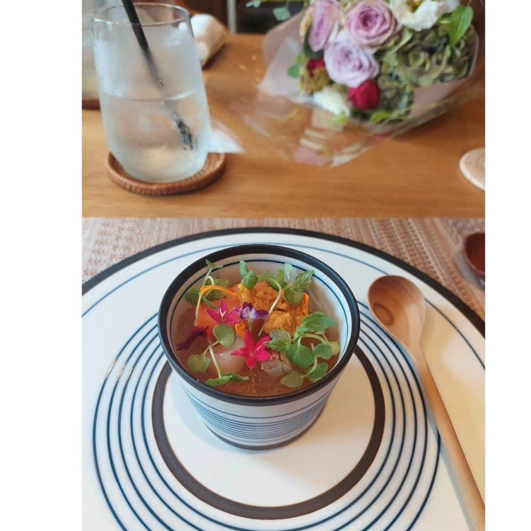 津野瀬果絵さんのインスタグラム写真 - (津野瀬果絵Instagram)「. . 大好きな友達のお誕生日をお祝いできる幸せ。 いつも素敵な花束を選んでくれるから テーブルが華やかに。とても可愛いお店で、 お料理も最高でした。 楽しい一年になりますように。 . . #クラネ#荒戸#誕生日おめでとう#記念品#かなり時差投稿です」8月4日 21時46分 - kaetsunose