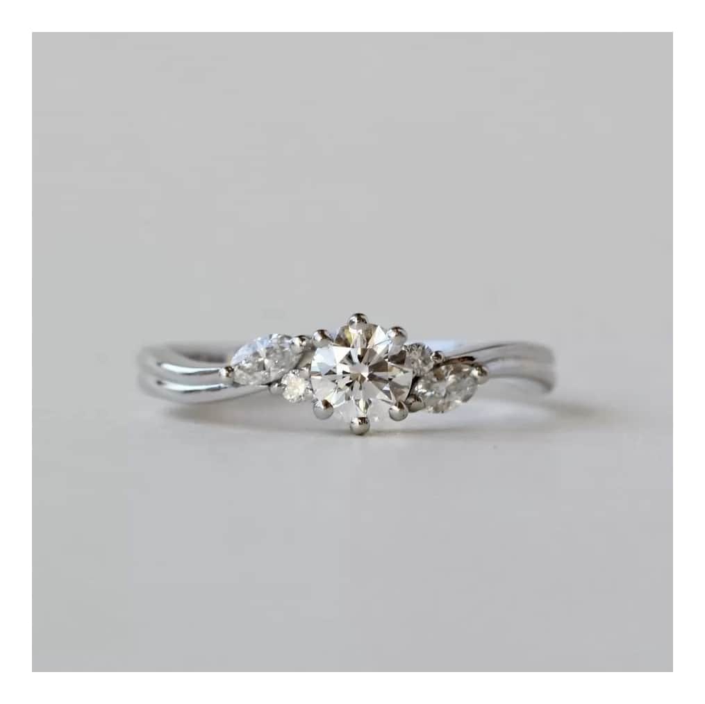 ith / イズ オーダメイド結婚指輪さんのインスタグラム写真 - (ith / イズ オーダメイド結婚指輪Instagram)「お母様から譲り受けたダイヤモンドが アンティークな雰囲気の婚約指輪に 生まれ変わりました。  ご家族の愛情が根付く 思い入れのあるダイヤモンドが、 生まれ育った家庭と 新しく築く家庭を結びつけてくれます。  どんなときも心を温めてくれそうな またとない婚約指輪の完成です。  ▽ 指輪について 婚約指輪：スペード K18YG：298,000円〜  結婚指輪(男性)：ピウマ K18YG：170,000円〜  結婚指輪(女性)：ピウマ K18PG：160,000円〜  お問い合わせコード：23031  *********************************** ⧉ ith 公式WEB  @ith_marriage アカウントTOPへ 　 ☞ プロフィールURLをタップ  ⧉ 公式ハッシュタグ   ☞ #イズマリッジ   ⧉ 暮らしに寄り添うジュエリー  ith online store ☞  @ith_jewelry   ***********************************  #結婚指輪 #マリッジリング  #婚約指輪 #エンゲージリング #カスタマイズ #オーダーメイド #オーダーメイドリング #手仕事 #結婚指輪オーダー #アトリエ #ゴールドリング  #ダイヤモンド #結婚指輪探し #結婚指輪選び #指輪選び #指輪探し #結婚準備 #婚約 #プロポーズ #プレ花嫁  #花嫁準備 #2023秋婚 #2023冬婚  #2024春婚 #2024夏婚 #職人  https://www.ateliermarriage.com/column/omotesando/84351」8月4日 21時50分 - ith_marriage