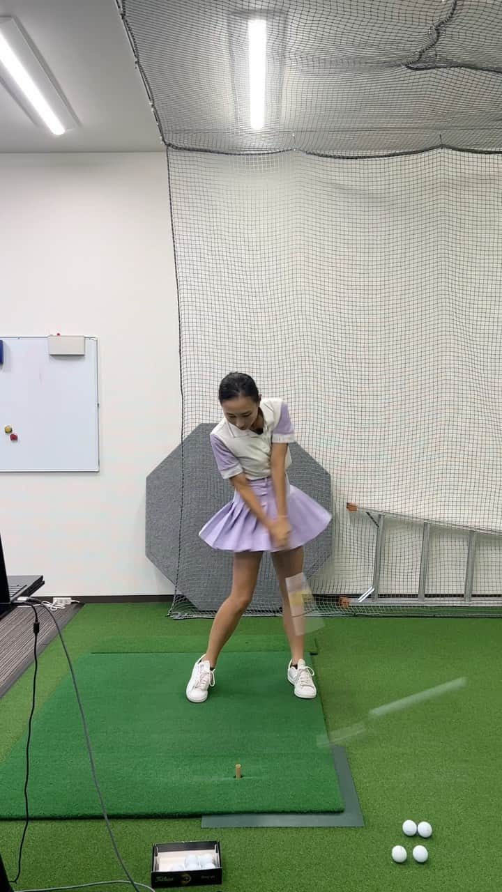 板倉由姫乃のインスタグラム：「とにかく頭を動かさないように⛳️ くるっと回ってみました🤍 ウェア @81_golf  . . . #ゴルフレッスン #ゴルフ #練習 #ゴルフウェア #ハイゴルフ #ゴルフYouTube #ママゴルフ #ゴルフスイング #ゴルフ女子  #ゴルフ場  #ゴルフウェア #ゴルフスイング動画」