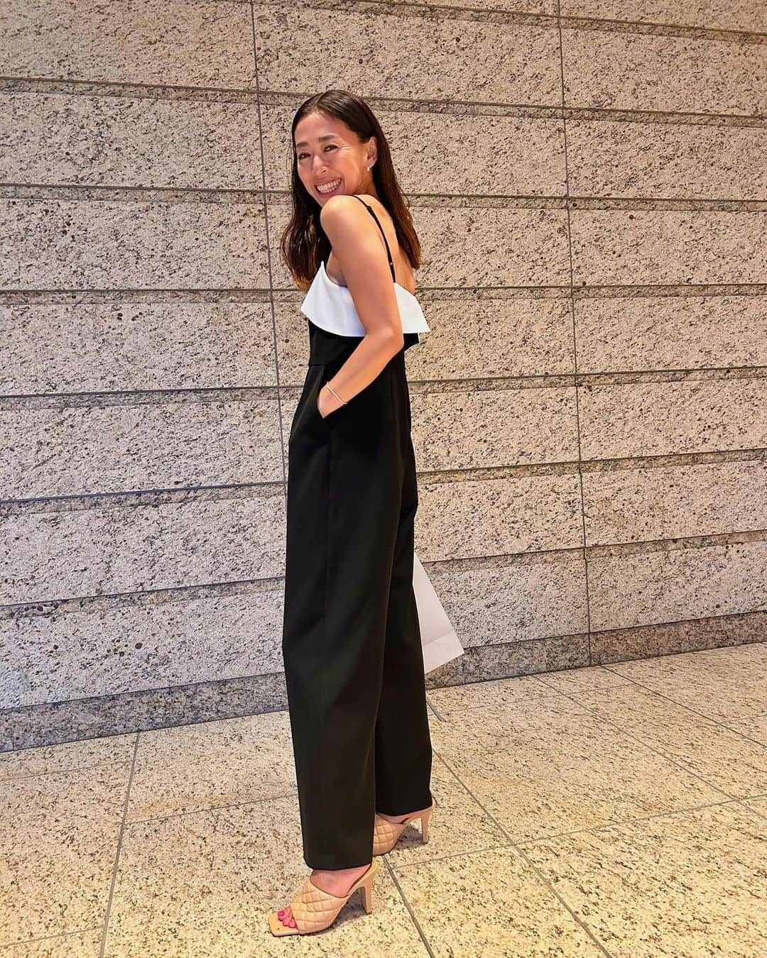 野沢和香のインスタグラム：「昨日は新しい　@bordersatbalcony.official のオールインワンを着て🖤🤍🖤  マニッシュさと女性らしさのバランスが絶妙なデザイン✨ 楽ちんなのにキチンと見えて🙌さすが　@yokoshibatabordersatbalcony さん👏」