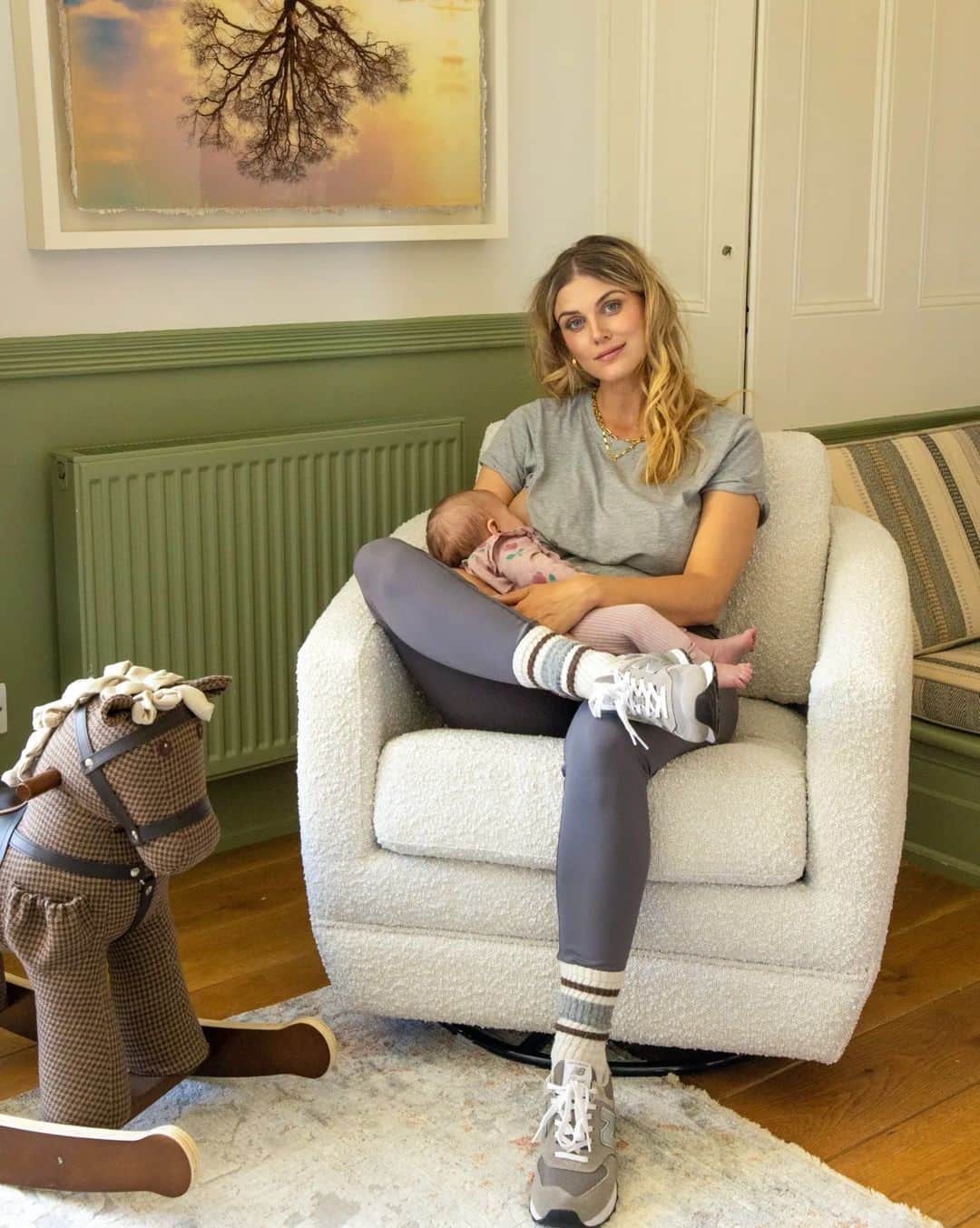 Ashley Jamesさんのインスタグラム写真 - (Ashley JamesInstagram)「WIN THIS BOUCLÉ NURSING CHAIR. 🫶🤱🏼  I've been sooo excited to run this giveaway to win this beautiful bouclé nursing chair from @iltutto. It was love at first sight the moment I laid eyes on it and I love that it will fit in our home even when Ada is no longer nursing. It's so beautiful! I also love that it's big enough for Alf to sit next to me whilst I feed. ❤️  The chair is called 'Lulu' if you want to check it out.  This isn't a paid collaboration but as soon as I discovered them at a pr day and they sent me one, I asked if they'd be happy to let one of you guys win one and they agreed! 😊  We wanted to do it to celebrate World Breastfeeding Week - but even if you aren't nursing this makes such a nice chair to enjoy!  It's so comfortable, good for your back it also features a 360 swivel base and a smooth gliding motion. It makes it the perfect chair for reading, learning, playing or cuddling too. So absolutely anyone can apply to win (you just have to be based in the UK).   To win, all you need to do is like this post, make sure you are following @iltutto and myself - and tag a parent to be in the comments.   The brand are going to pick a winner on Sunday 6th August 2023 - they will select the winner via a random generator and they'll send me the name of the winner. I'll announce the winner publicly on my stories (and also edit this caption with the winner's name on), so please don't trust any account pretending to be me!   Good luck and I can't wait to see it in one of your homes soon. 🙏❤️🤱🏼 AD - GIVEAWAY. #worldbreastfeedingweek2023 #nursingchair #giveaway」8月4日 21時53分 - ashleylouisejames