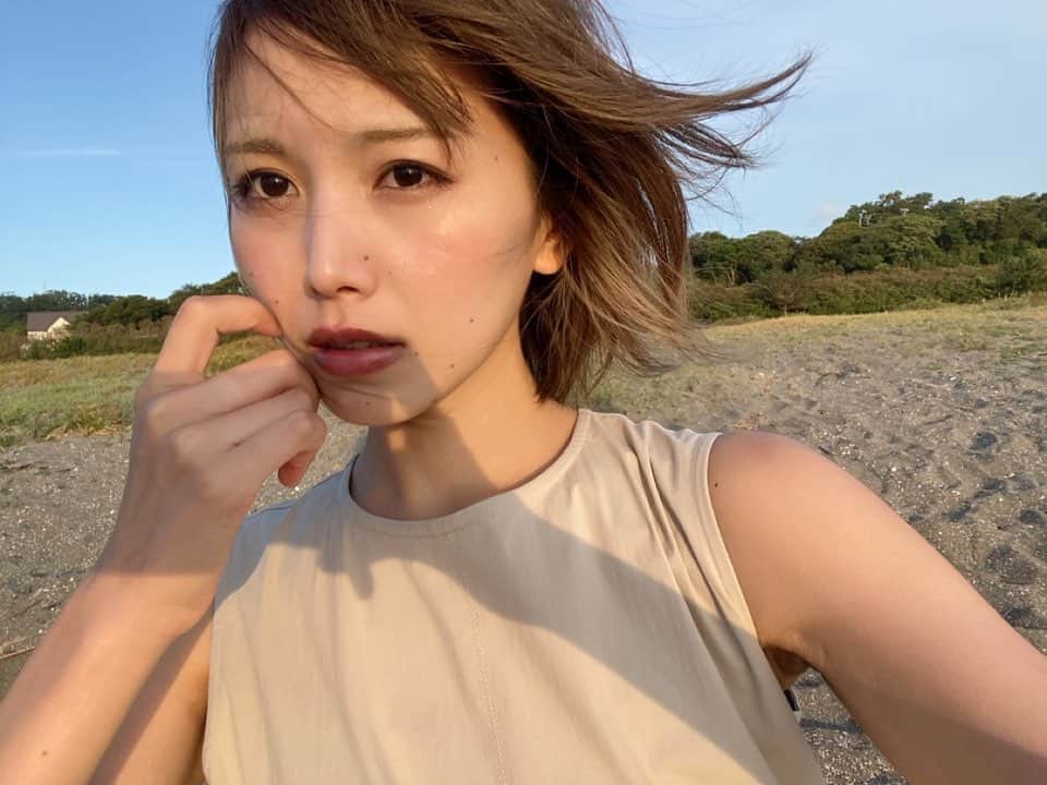原あやののインスタグラム：「海！！！ とか色んなところで撮影でした本日！  何パターンも撮って貰ったのでホクホクや〜 完成たのしみ！！！！！！  #白はら黒はら腹はら色々 #入水後のボサはら  #撮影#ポートレート#ポートレート撮影#被写体#海#ワンピース#白ワンピ#自撮り#夕日 #camera#film#portrait#photography」