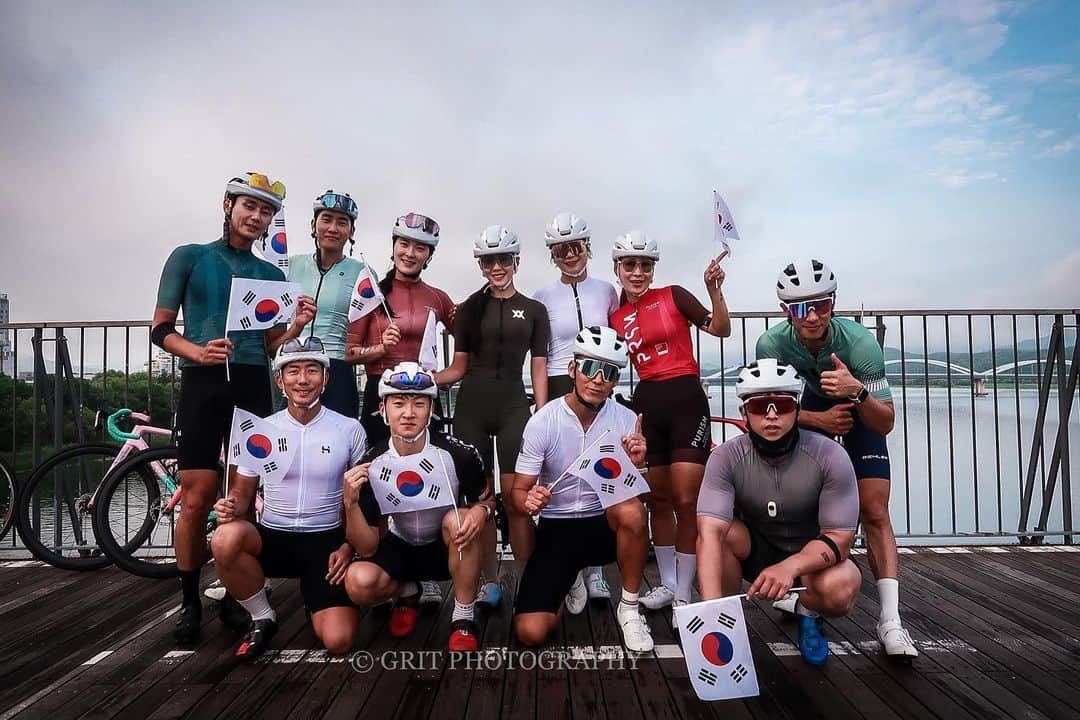 ジヌションのインスタグラム：「🇰🇷잘 될거야,대한민국! 8월1일 독립유공자분들에게 감사하는 마음으로 태극기를 들고 81.5km 라이딩을 했습니다. @cyclist_gong @jomeri929 @hoseoby @kasic2000  @gritjjw_  @yeon__pro @smile.miso  @sports_bong @ssunyjang @min00_tri 우리 모두가 815라이더 입니다. 📸 by @gritjjw_   2023 815라이딩🇰🇷  8월15일 광복절애 81.5km 라이딩으로 감사의 마음을 전해보는건 어떠세요? ⠀ 불굴의 의지로 나라의 빛을 되찾은 광복 78주년, 독립유공자의 숭고한 희생을 돌아보며 더 많은 독립유공자 후손 가정에 안전한 보금자리를 지원할 수 있도록 31km, 45km, 81.5km를 라이딩 할 300명읗 모집합니다. ⠀ -신청 기간: 8월1일부터 8월10일까지 -인증 기간: 8월1일~8월 31일 -참가비:81,500원 -기념품; 크랭크 헬멧, 물통 -거리: 31km,45km,81.5km *8월 한달동안 밑에 해시태그와 함께 10번 이상 인증한 참가자 중 한사람 추첨해서 본트래거 에올루스 RSL 51 TLR 디스크 로드 휠 한 세트 드립니다(398만원 상당) *참가자 중 2명을 추첨해서 100% S3 블랙 홀로그래픽 선글라스를 선물로 드립니다 *기념품은 8월9일부터 순차적으로 배송 나갑니다 ⠀ 사랑하는 가족을 뒤에 남기고 목숨을 바쳐 치열하게 달렸던 독립유공자, ⠀ 숭고한 희생을 함께 감내한 그 가족과 후손들의 더 나은 삶을 위해 우리는 함께 달립니다. ⠀ 지금 바로 제 프로필에 있는 링크에서 신청해보세요! https://forms.gle/hjizxkENDqect4Pj6 ⠀⠀  #한국해비타트 #해비타트 #815런 #2023815런  #815라이딩 #2023815라이딩 #2023잘될거야대한민국 #잘될거야대한민국 #고맙습니다잊지않겠습니다 #카카오같이가치 #miracle365 #미라클365 #TREK #크랭크헬멧 #100프로고글」