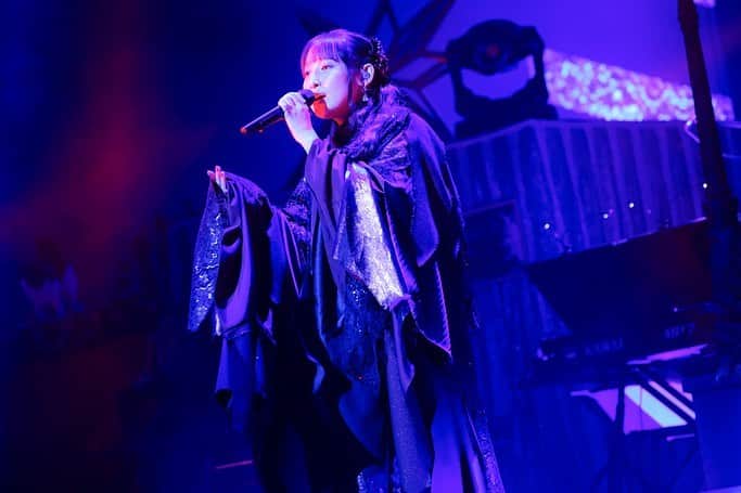 南條愛乃のインスタグラム：「【ツアー2023】WOWOW 8/12(土)昼12時〜 ⁡ 南條愛乃 Live Tour 2023 ～ジャーニーズ・トランク～ 2023.4.23〜5.7 ⁡ 　相模女子大学グリーンホール 　NHK大阪ホール 　刈谷市総合文化センター 大ホール 　立川ステージガーデン ⁡ ⁡ ✨✨✨✨✨✨✨✨✨✨✨ WOWOWさんにて立川公演の模様が ８月１２日（土）お昼１２時〜 独占放送・配信されます！ ✨✨✨✨✨✨✨✨✨✨✨ ⁡ ⁡ 【放送まであと８日】 四日目の写真は着替え後の蠢き衣装〜〜 ⁡ 曲の世界観に合わせて、照明も暗めに、何かがうごめいている・・・という 雰囲気で作ってもらいました。 ⁡ 動いた際に、なにかがキラっと光ったりみて見えるといいなと思い スパンコールやラメ生地などもたくさん使ってもらいました。 生地もいろんな種類を組み合わせてくださったので、怪しげな雰囲気でつつも 重厚感も出たんじゃないかな〜と思います。 ⁡ 放送では、曲と合わさった世界観、照明などもお楽しみください〜！」