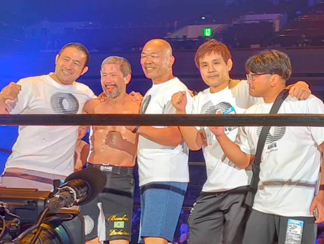 菊田早苗のインスタグラム：「今日は、二十代の頃からのチームメイト、郷野選手の試合で両国国技館へ。 見事勝利！この勝利の風景を日本、海外と何度見て来た事か。 今日は最初から最後まで久しぶりに同行。改めて凄い職業だなと誇りに思う。 この緊張感、人生を賭け、命も賭け。  セコンドには高阪さん、大山君、自分。同じ時代を戦って来た仲間たちが集結。 素晴らしい試合だった。  試合後、顎が骨折してるのが分かり、これからしばらくリハビリが必要との事。 毎回普通の体では戻れないが、これが格闘技。でも勝ってまた一つ進んだ。 #GLEAT #8.4両国 #郷野聡寛」