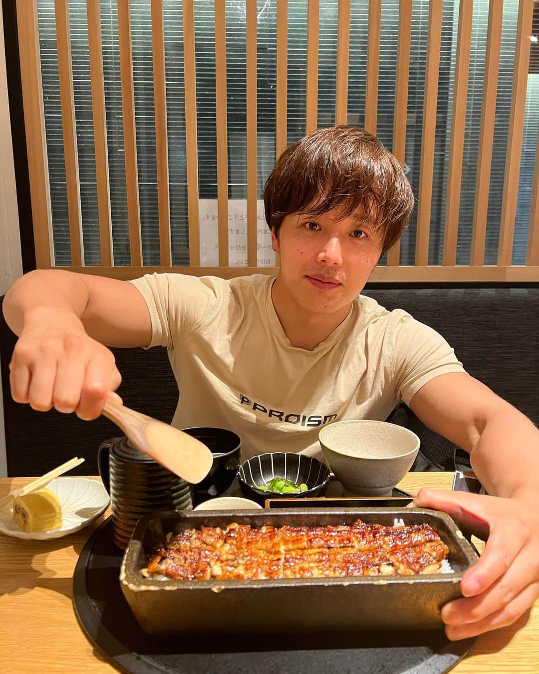 ぷろたんのインスタグラム：「34歳になりました❗️ お祝いに鰻を食べました。  自分が歳をとった分当たり前のように大切な人も歳を取る。  いつかは死んで忘れ去られる人生の中  限られた時間の中でどれだけ悔いのない選択と行動ができたか  一片の悔いも残さず人生楽しめるように適当に程々に囚われて頑張りすぎないように生きまーす👌」