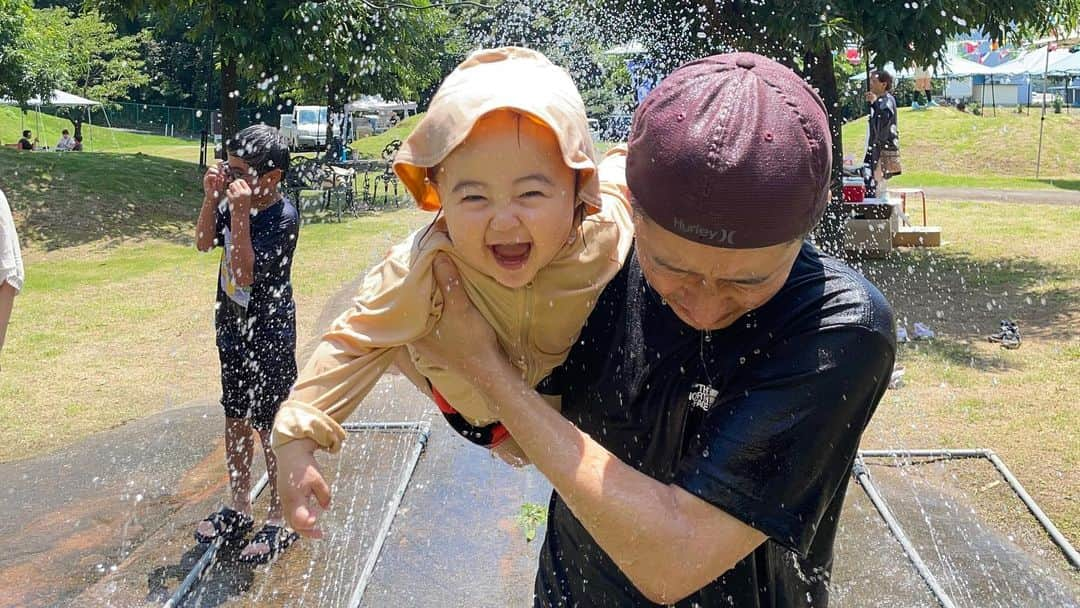 村上めぐみさんのインスタグラム写真 - (村上めぐみInstagram)「毎日暑いですね〜🫠♡ 我が家も水ちゃぷちゃぷ🚿ばかりですwww . 先日行った七城にあるママトコキッチンは 娘👧テンション爆上がりでした❗️ . 広場があるレストランで 遊びも食事もできるなんてありがた過ぎる（休憩できる最高♡←） お子さまメニューもあって🍔🍟感激🥹 . この夏あと何回行けるかな〜🥰♡ こんな顔されたら何度でも❤️です🥰  #熊本 #熊本ランチ #熊本子連れ #熊本子連れおでかけ #熊本水遊び #熊本おでかけ #熊本夏休み #熊本最高 ← #ママトコキッチン #熊本菊池 #七城」8月4日 22時02分 - megumi010227