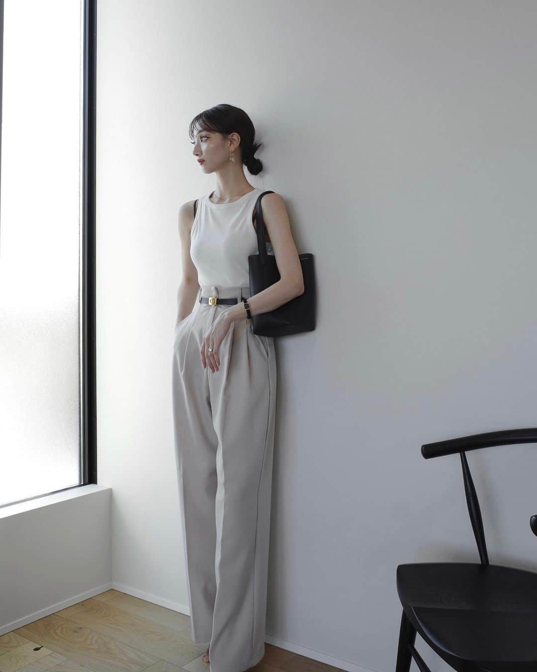 石元歩唯のインスタグラム：「いつかの私服♡  double tuck long pants / beige は 白とも黒とも相性の良い絶妙なベージュカラーで パンツスタイルの多い私服でヘビロテ中です🫶🏻  tops @hm belt @dior pants @amel_official__ bag @therow」