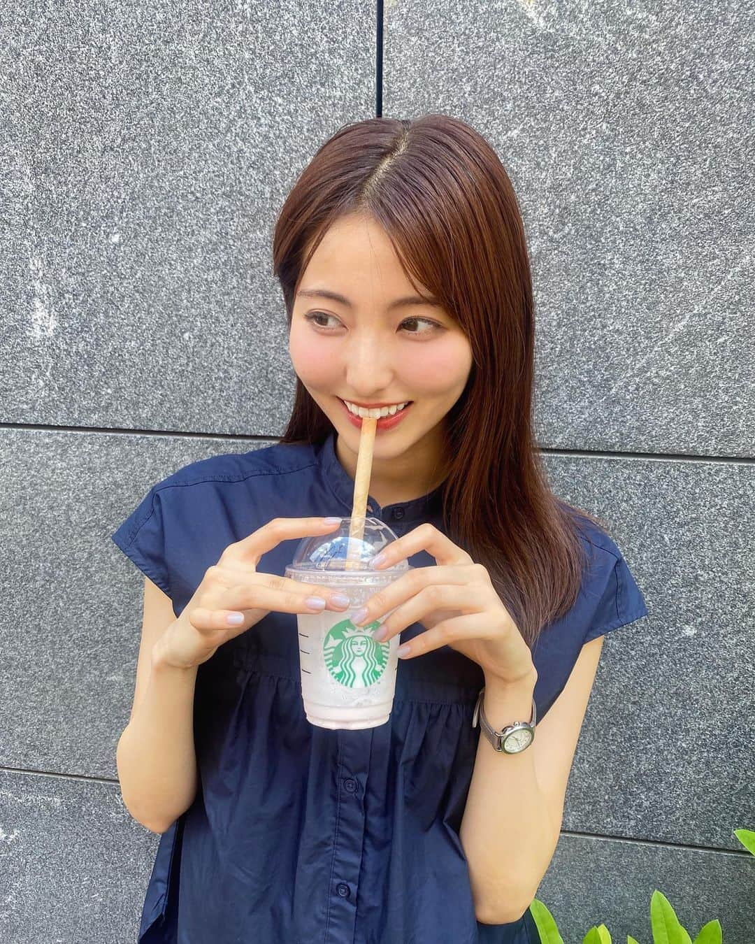 山下七子さんのインスタグラム写真 - (山下七子Instagram)「スタバの桃フラペチーノをお母さんと一緒に飲んだ日🍑 次に出るスイカも飲みたいね！！ってノリノリで言ってきた母可愛いかったな♡笑  🍉楽しみだ〜〜  #スターバックス#桃フラペチーノ#夏コーデ#サテンパンツ#スポーツサンダル」8月4日 22時04分 - yamashita_nanako