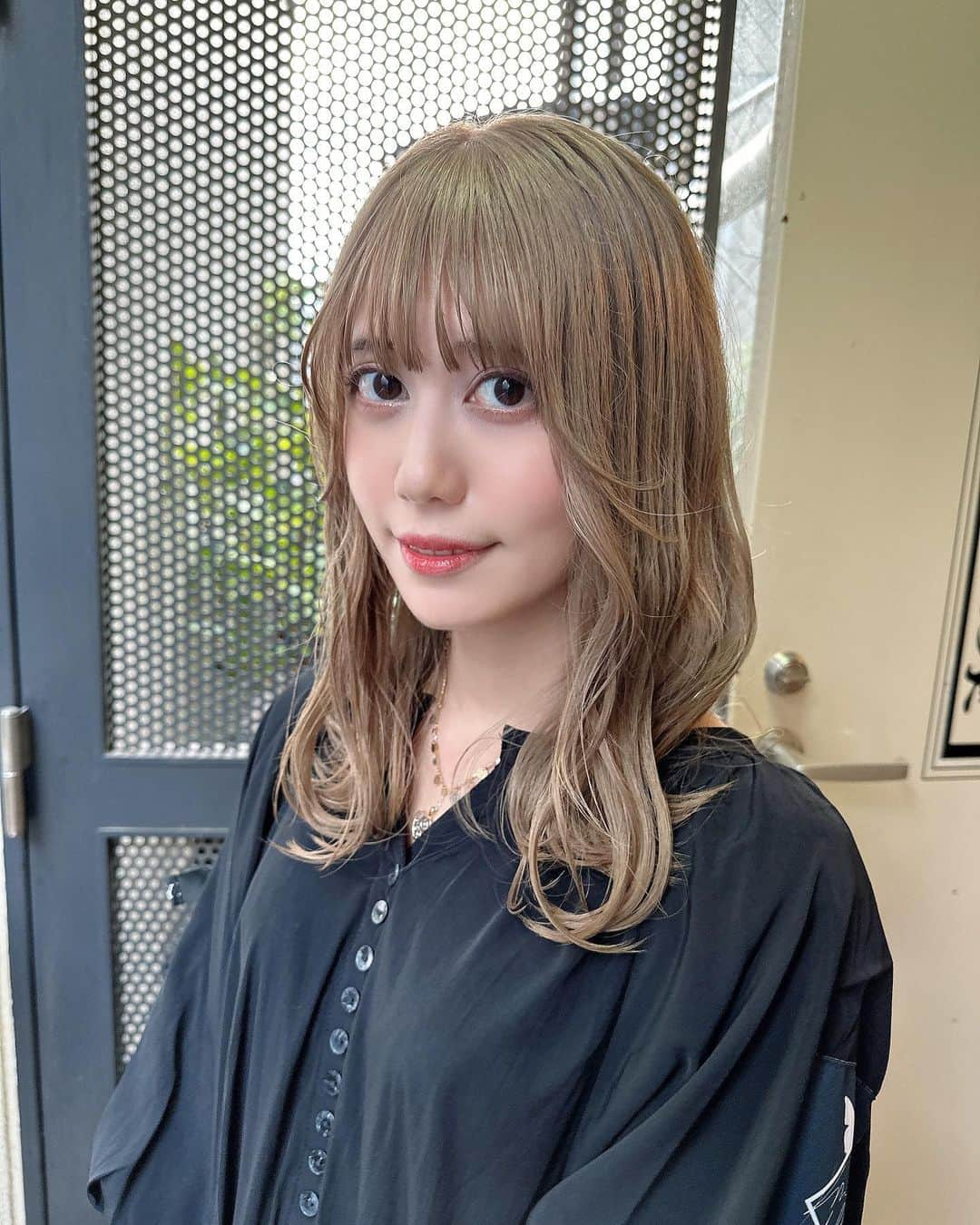 山戸優さんのインスタグラム写真 - (山戸優Instagram)「みすみゆうかちゃん(@yu_ka_misumi)New Hairだよ✂︎✂︎  なんと人生初ブリーチをしましたよ✨ ケアブリーチを2回してからミルクティーベージュをいれたよ🧋  前髪カットとシルクトリートメントもしたからブリーチした毛でもサラツヤだよ✨  ありがとーう！  #みすみゆうか #みすみのはらわた #髪質改善シルクトリートメント #YMTworks#YMTcolor」8月4日 22時04分 - yamatoyu