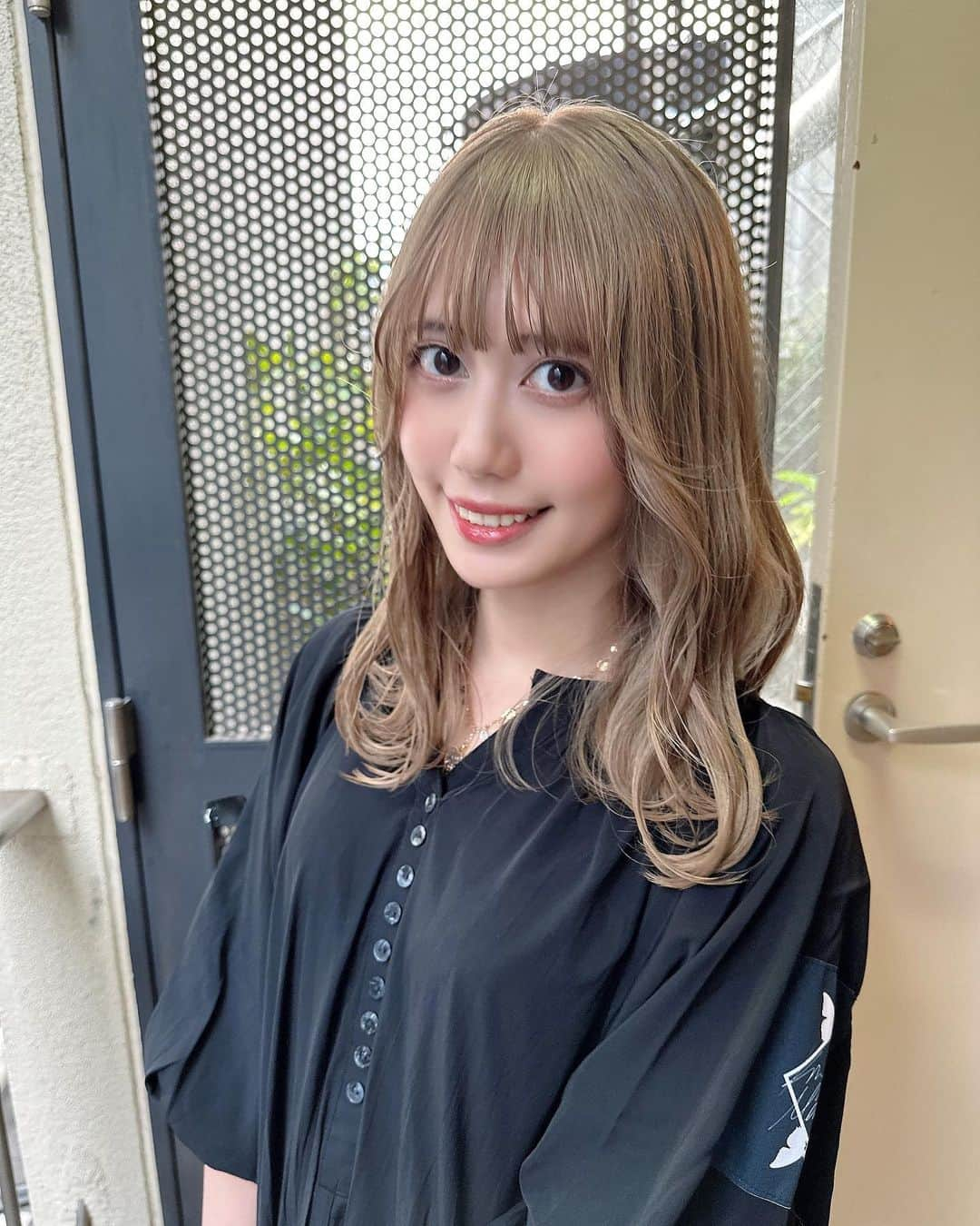 山戸優さんのインスタグラム写真 - (山戸優Instagram)「みすみゆうかちゃん(@yu_ka_misumi)New Hairだよ✂︎✂︎  なんと人生初ブリーチをしましたよ✨ ケアブリーチを2回してからミルクティーベージュをいれたよ🧋  前髪カットとシルクトリートメントもしたからブリーチした毛でもサラツヤだよ✨  ありがとーう！  #みすみゆうか #みすみのはらわた #髪質改善シルクトリートメント #YMTworks#YMTcolor」8月4日 22時04分 - yamatoyu