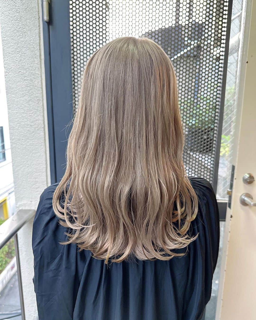 山戸優さんのインスタグラム写真 - (山戸優Instagram)「みすみゆうかちゃん(@yu_ka_misumi)New Hairだよ✂︎✂︎  なんと人生初ブリーチをしましたよ✨ ケアブリーチを2回してからミルクティーベージュをいれたよ🧋  前髪カットとシルクトリートメントもしたからブリーチした毛でもサラツヤだよ✨  ありがとーう！  #みすみゆうか #みすみのはらわた #髪質改善シルクトリートメント #YMTworks#YMTcolor」8月4日 22時04分 - yamatoyu
