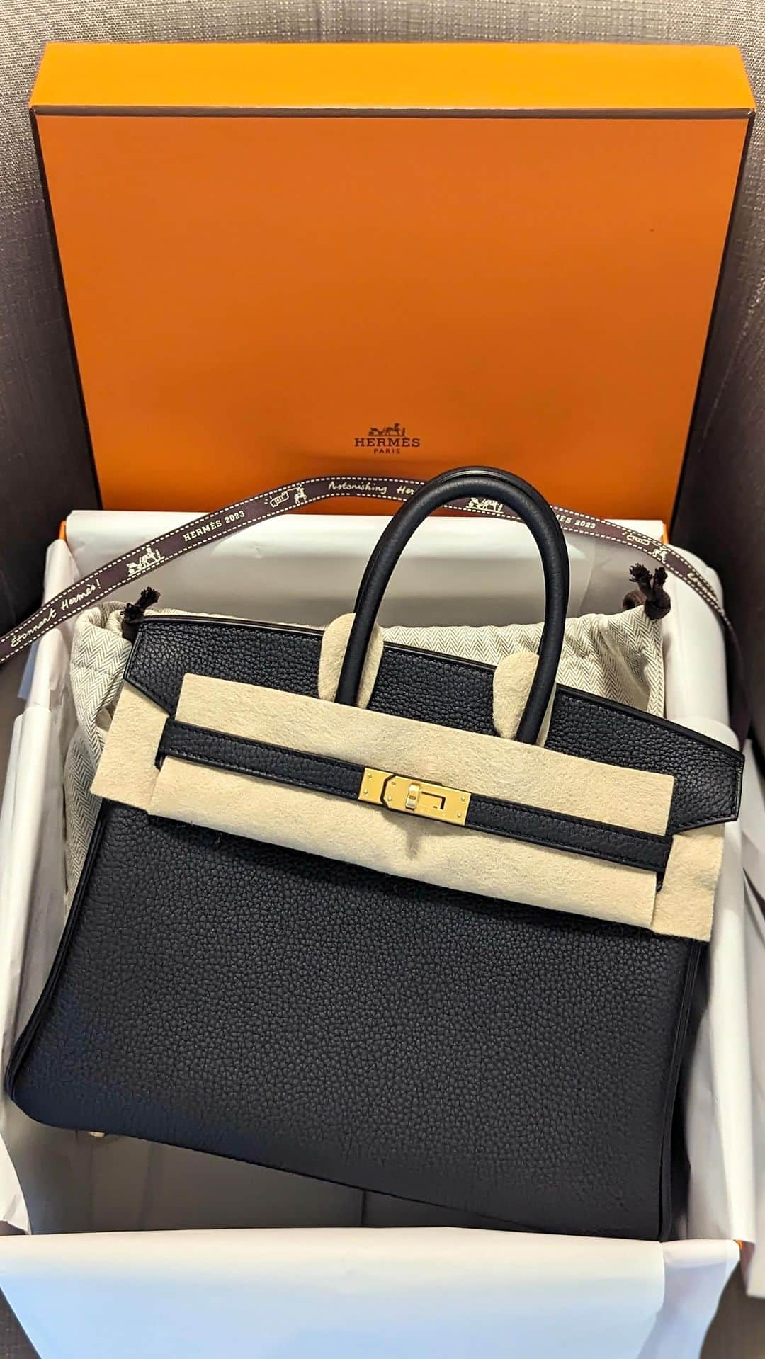 安岡あゆみのインスタグラム：「. @hermes Parisでご紹介いただきました🍊 第一希望のリクエストが出てきて大興奮！ やっぱりベーシックカラーが好きです🖤 まさか本店で大本命に出逢えるなんて… Are you ready madam?!というフレーズが未だ忘れられません🥹 素敵な旅の想い出ができました😌ありがとうございました🧡 . . #hermes #hermesparis #birkin #birkin25 #エルメス #エルメス本店 #エルメスパリ #バーキン25 #バーキン #ノワール #最強開運日」