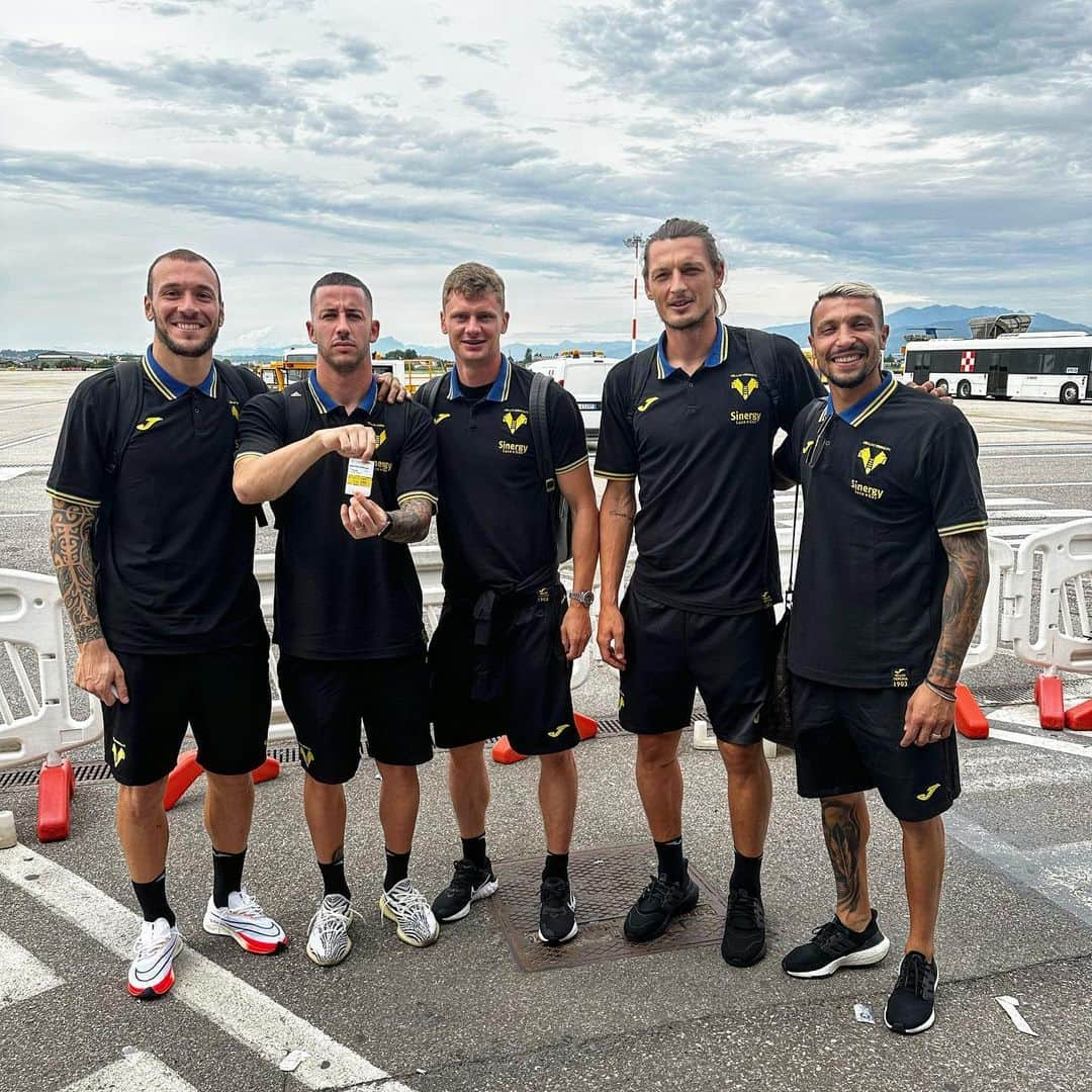 エラス・ヴェローナFCのインスタグラム：「✈️Direzione 𝐆𝐄𝐑𝐌𝐀𝐍𝐈𝐀✈️  🟡🔵 #DaiVerona #HeidenheimVerona #TestMatch」