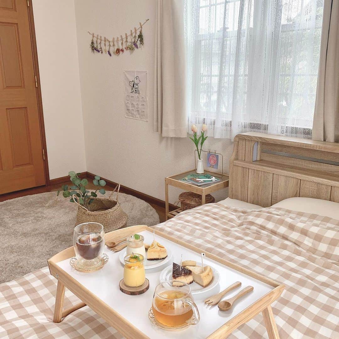 みさねのインスタグラム：「真夏に涼しい部屋でおうちカフェさいこう🍰💗 ㅤ ㅤ #おうち時間 #おうちカフェ #カフェ巡り #おしゃれカフェ #ケーキ #インテリア #インテリア雑貨 #お部屋 #部屋作り #韓国雑貨 #雑貨 #ニトリ #ikea購入品 #ナチュラルインテリア #東京カフェ」