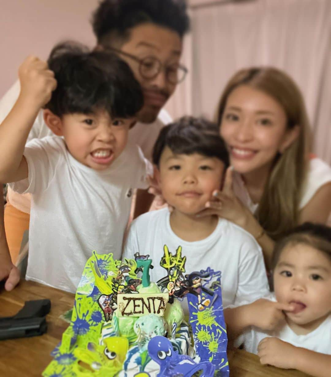 -LIFE IS FUN-さんのインスタグラム写真 - (-LIFE IS FUN-Instagram)「BIRTH DAY BOY 💚💜🧡  長男が今日７歳になりました🥹🎂🎉  リクエストのポケモンイベントに 今年は家族みんなで、、☺️🫶🏼✨ ケーキを買って帰宅👧🏻👦🏽👦🏽👩🏻‍🦰👨🏽  今日の様子はまた明日 リールでＵＰする🥳🧡💚💙  #7歳#7歳誕生日#7year　 #誕生日ケーキ#アイスケーキ #31#スプラトゥーン  #スプラトゥーンケーキ #ポケモン#横浜#ランドマーク #ポケモンイベント#バースデー #pokemon#yokohama #birthday#birthdayboy #brother#愛息子#長男#3兄妹」8月4日 22時08分 - kiyoko1207