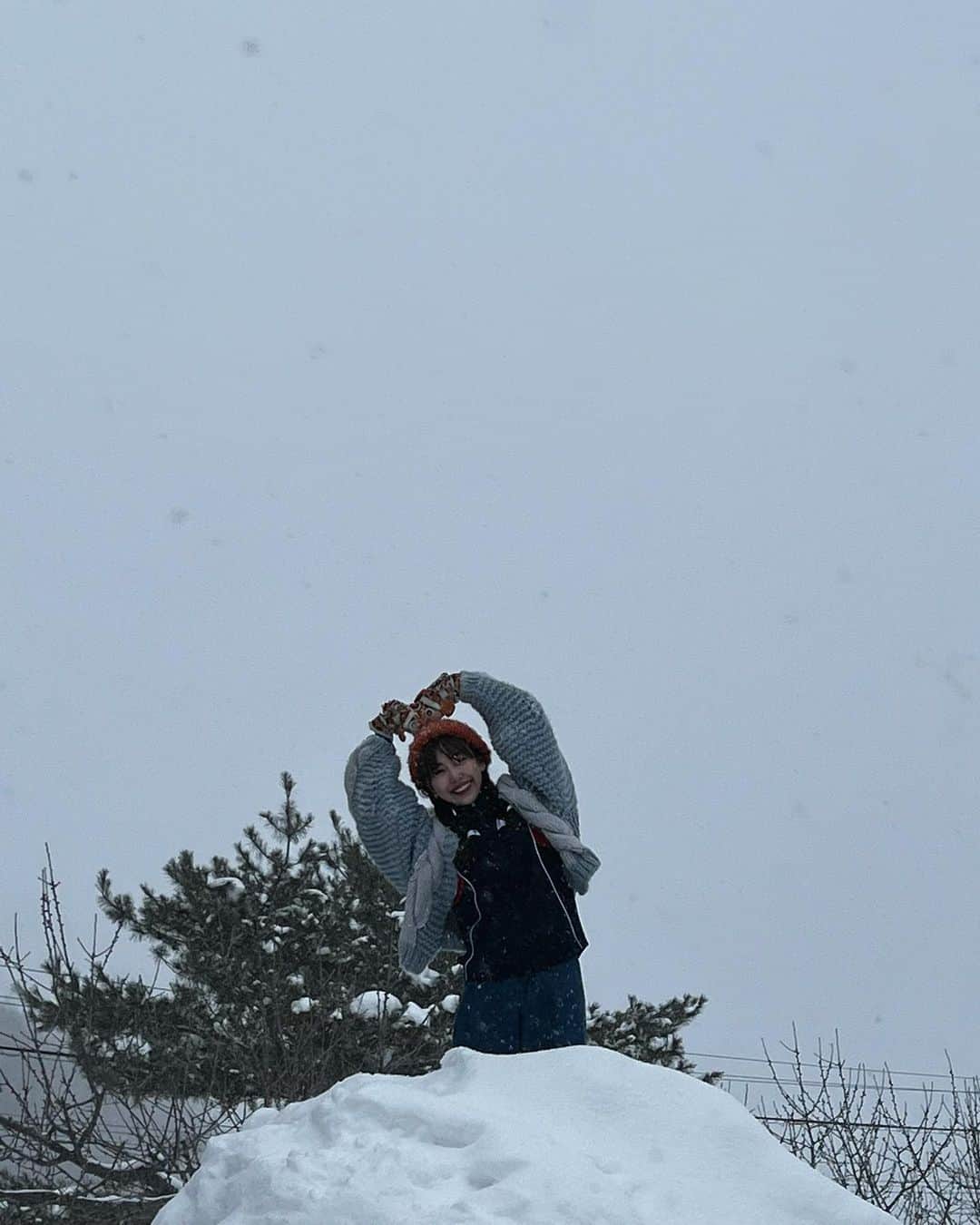 熊崎晴香のインスタグラム：「⁡ ⁡ 雪山に登って遊んでました☃️ ⁡ 表情ガールではなく、やんちゃガールだったかもしれない✌️ ⁡ 発売日まであと5日！ ⁡ #熊崎晴香1st写真集　#表情ガール」