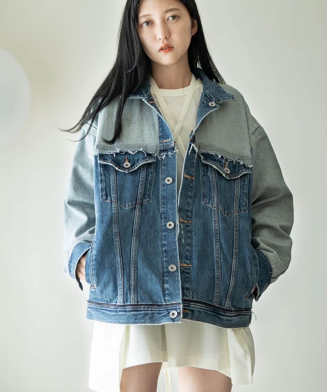 プチプラのあやのインスタグラム：「8/6(日) 21:00〜8/8(水)23:59限定受注販売！  ✳️【BITBLUE別注ユニセックス商品】両サイドポケット付リメイクデニムジャケット ■¥24,990税込 ■色展開 1色のみ ■素材：綿100% ■サイズ 着丈 68cm バスト　68cm 肩巾　61cm 裾巾　59.5cm 袖丈　55cm 袖巾　28cm 袖口　12.5cm ※若干の誤差はご了承ください。 ■ポイント ①とにかくデザインがかわいい！ 胸から上と袖を一度切り取って解体し、裏返して、再度手作業で縫い付けることによって、一癖あるデザインに仕上がっています。 ②周りと被りづらいけど、でも奇抜すぎないデザインに拘りました！ リメイクデニムというと、かっこいいけど実際には着づらい、というものも多いと思いますが、こちらはそうならないように試行錯誤して、このデザインに落ち着きました。 ③ちゃんとポケットあり！ デザイン性だけではなく機能性も兼ね備えています！ ④着心地が良い軽くて柔らかい生地を使用 通常デニムジャケットというと、ゴワゴワして重くて動きづらいものを想像すると思いますが、こちらは柔らかい生地なのでとっても動きやすいです。 ⑤商品名の通り、ユニセックスで着用可能なので、ご夫婦やカップルでシェアしても◎ 最後の写真では156cmの女性、184cmの男性にも着用してもらいました！」