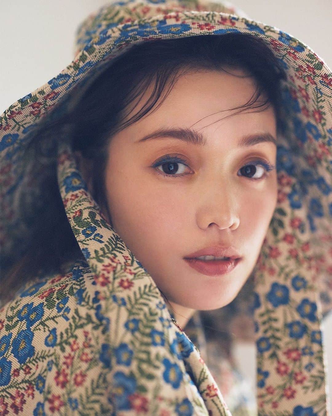蛯原友里のインスタグラム：「ブルーの小花が目元にふってきたみたい♡  不思議と纏まった色あいの世界観に ふんわりした気持ちになるなぁ。  Thank you @vocemagazine  makeup by @yukarihayashi   #voce #makeup #flowers」
