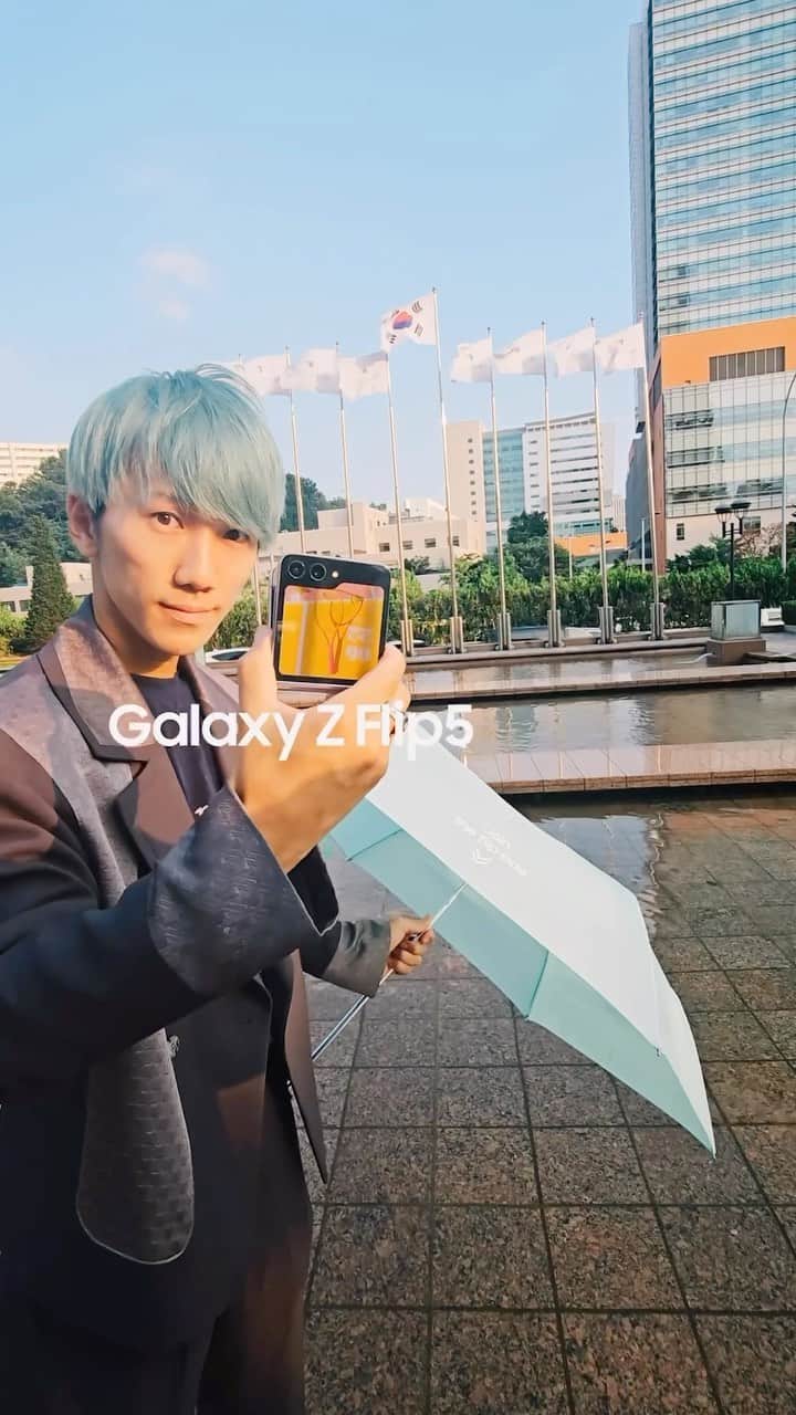 あああつしのインスタグラム：「傘に挟めるスマホ！？ Z Flip4から進化したおかげで撮れる動画！  Team Galaxyのみなさんありがとうございました！ お会いできて光栄でした。 You can clip your phone to your umbrella! The video you can take thanks to the evolution from the Z Flip4!  Thank you Team Galaxy members! It was an honor to meet you.  #samsungunpacked #teamgalaxy #galaxyzflip5  @samsungjpn」
