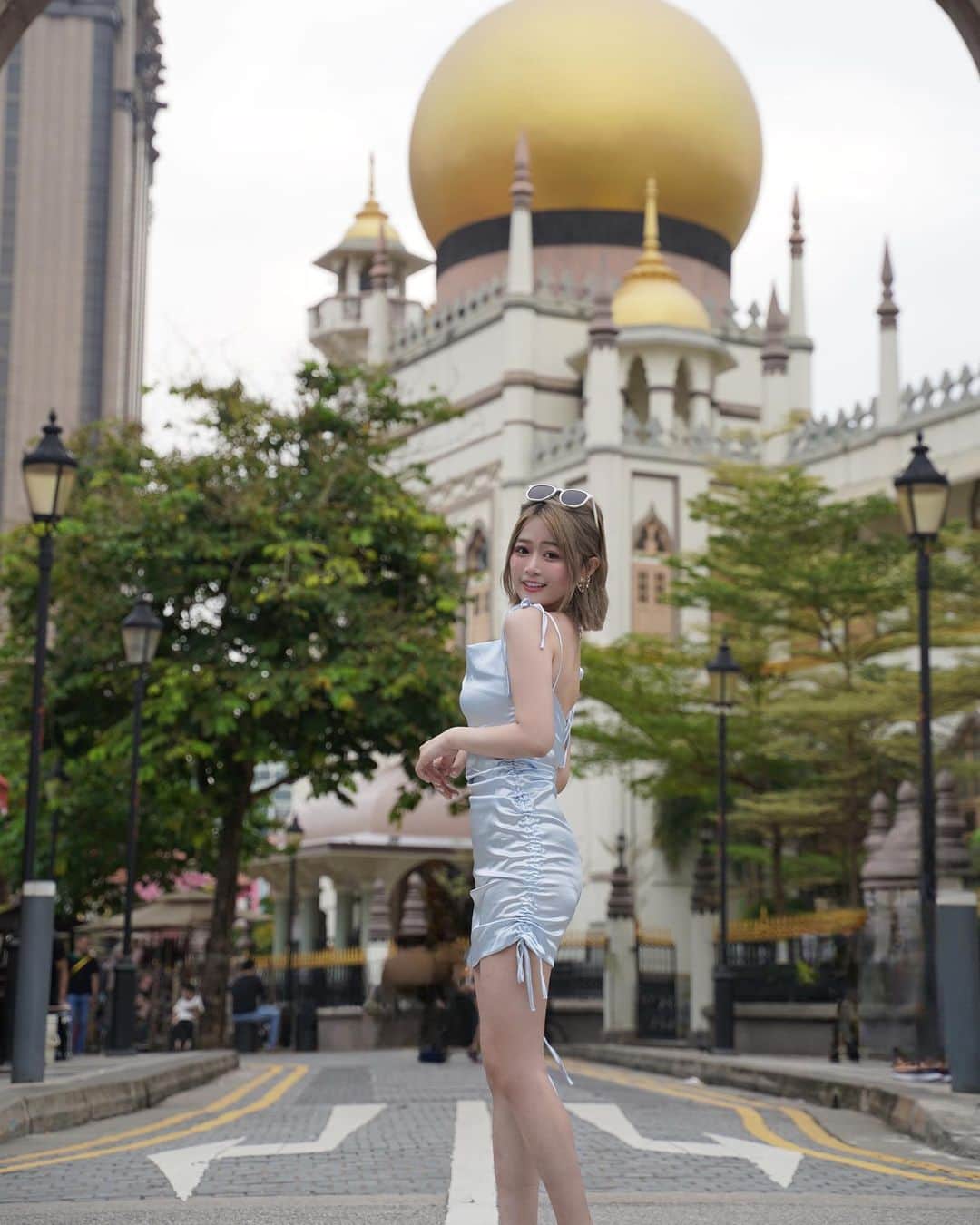 徐薇涵（Wei Han Xu）さんのインスタグラム写真 - (徐薇涵（Wei Han Xu）Instagram)「新加坡🇸🇬 蘇丹回教堂🕌️ 鮭魚幫我拍照邊拍邊說 穿這樣！！🤣 我真的是不知道要穿什麼了 在外面拍應該還行吧🥹 #海豚游到新加坡 #新加坡景點 #蘇丹回教堂 #singapore」8月4日 22時15分 - pppig
