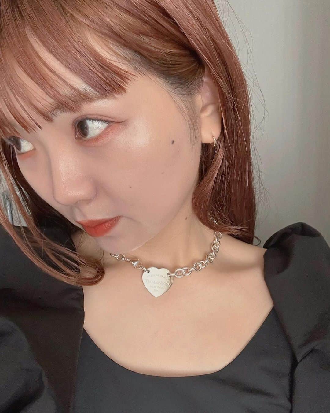 Momoのインスタグラム：「.  一粒万倍日、天赦日、大安 トリプルラッキーデイ🤞🏻♡♡♡ . . 30歳の誕生日までまだ半年以上 あるのだけど早めの自分へのプレゼント♡ . 20代がんばった自分へのご褒美と 30代もがんばろうぜの気持ちをこめて♡ . ずっと欲しいと思っていたもの♡ ファーストティファニーです♡ 大切にします♡ . この間のストーリーで 中身を楽しみにしてくれていた方も 多く、同じ30歳をむかえる方も 多くてうれしかった♡♡ . またみなさんのご褒美話 聞かせてください♡♡ . . . . .  . ✔️画像を保存してカウンセリングの 時にみせてください♡♡ .  イメージを変えたいけど短くするのも ブリーチをするのも勇気がいる🥺 . そんな方にも幅広くその方にあった提案 をさせて頂き一緒におしゃれを楽しみましょう♡ . ブリーチカラーは【ケアブリーチ】を 推奨しております♡ . ケアブリーチは従来よりも髪の毛への ダメージが94%cutされます！ . ブリーチなしのダブルカラーも 提案させて頂きますのでぜひご相談ください♡ . 12／3から 新店舗　GARD/ëN (ガーデン／エン) がopen♡♡ . 場所は表参道♡♡ 新しいこだわりのつまったお店で ぜひお会いできるのを楽しみに お待ちしております♡♡ . . ご予約はTOPからご予約サイト に飛べます✈︎♡(料金もそちらを参考に) . ご新規様も喜んでお待ちしております♡ . お電話.DMからも受け付けております♡ (DMは返信が遅くなる可能性が ございますのでそちらご了承下さい🙇‍♀️)  . .  〒150-0001 東京都渋谷区神宮前5-39-2 2F . TEL☎︎ 03-6712-5995 . 表参道駅から徒歩5分🚶🏼‍♀️(A1出口) ( 銀座線/千代田線/半蔵門線 ) . . 月 定休日 火・水　11:00〜20:00 木・金　12:00〜20:30 土　10:00〜19:00 日　10:00〜19:00 祝　10:00〜19:00 . . ぜひ、ご予約お待ちしてます♡♡ . codeアカウントはこちら   @__cd.momo____________ ♡ . ぜひフォローしてください♡ .」